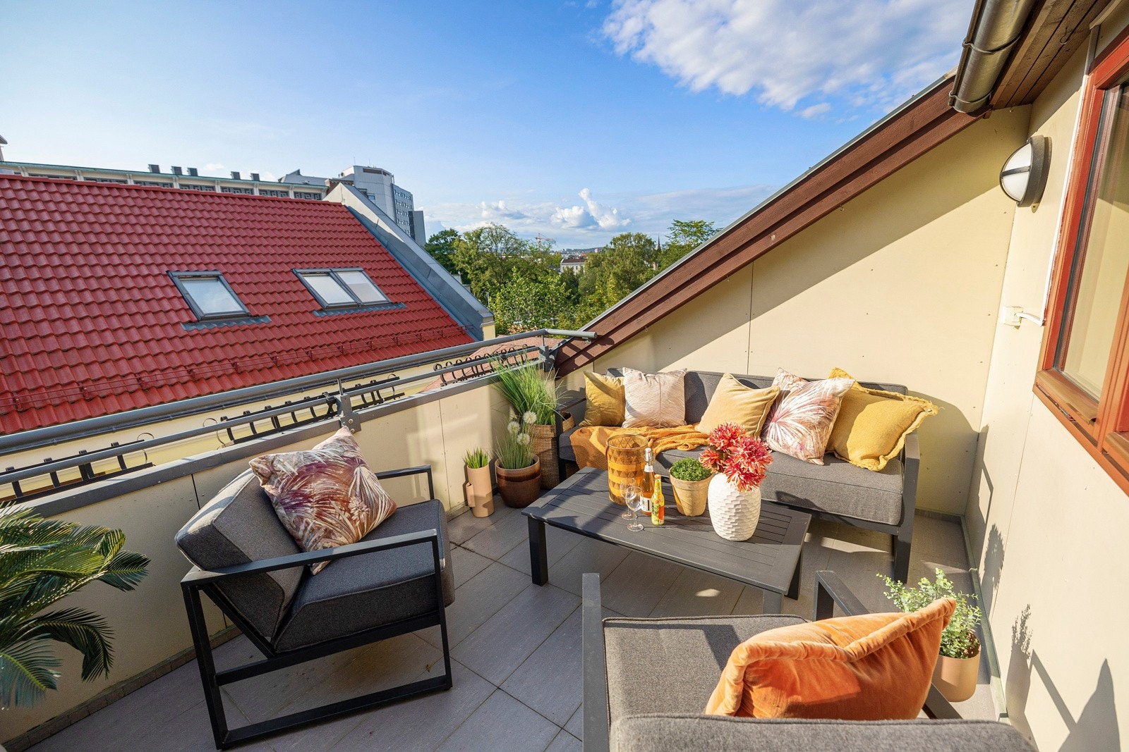 Velkommen til Christian Kroghs gate 43 B - en nydelig 3-roms loftsleilighet med gulvareal på 69 kvm. Se vedlagt uttalelse fra styreleder angående vedtak om IN-ordning. Galleribilde