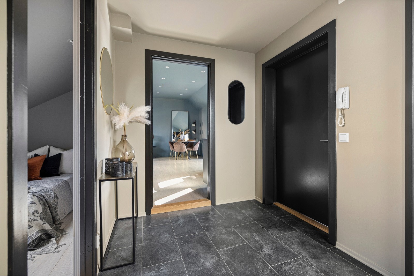 Ved siden av inngangsdøren er det montert dørcalling. Galleribilde