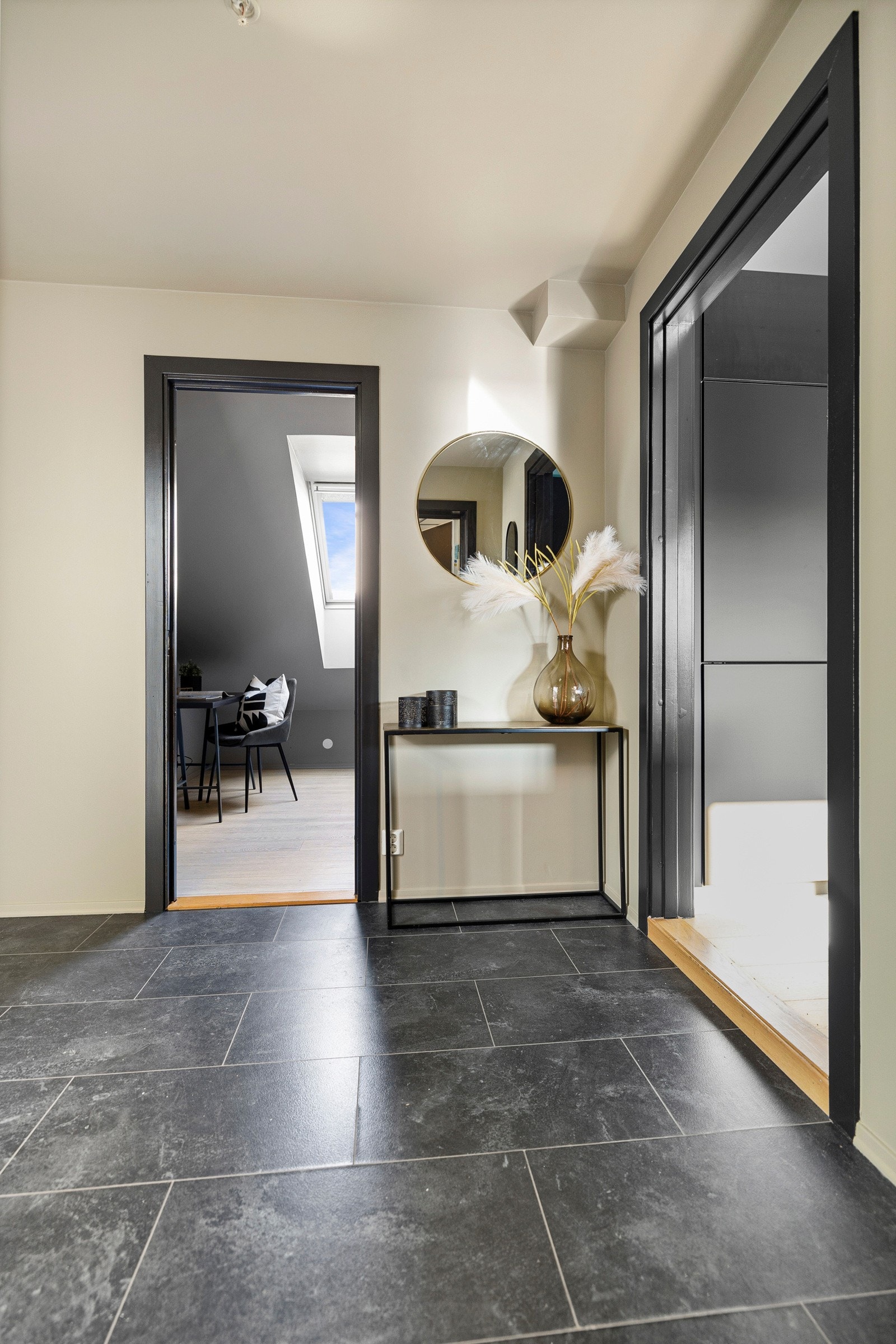 Entreen har mørkt gulv og dus, harmonisk farge på vegger. Galleribilde