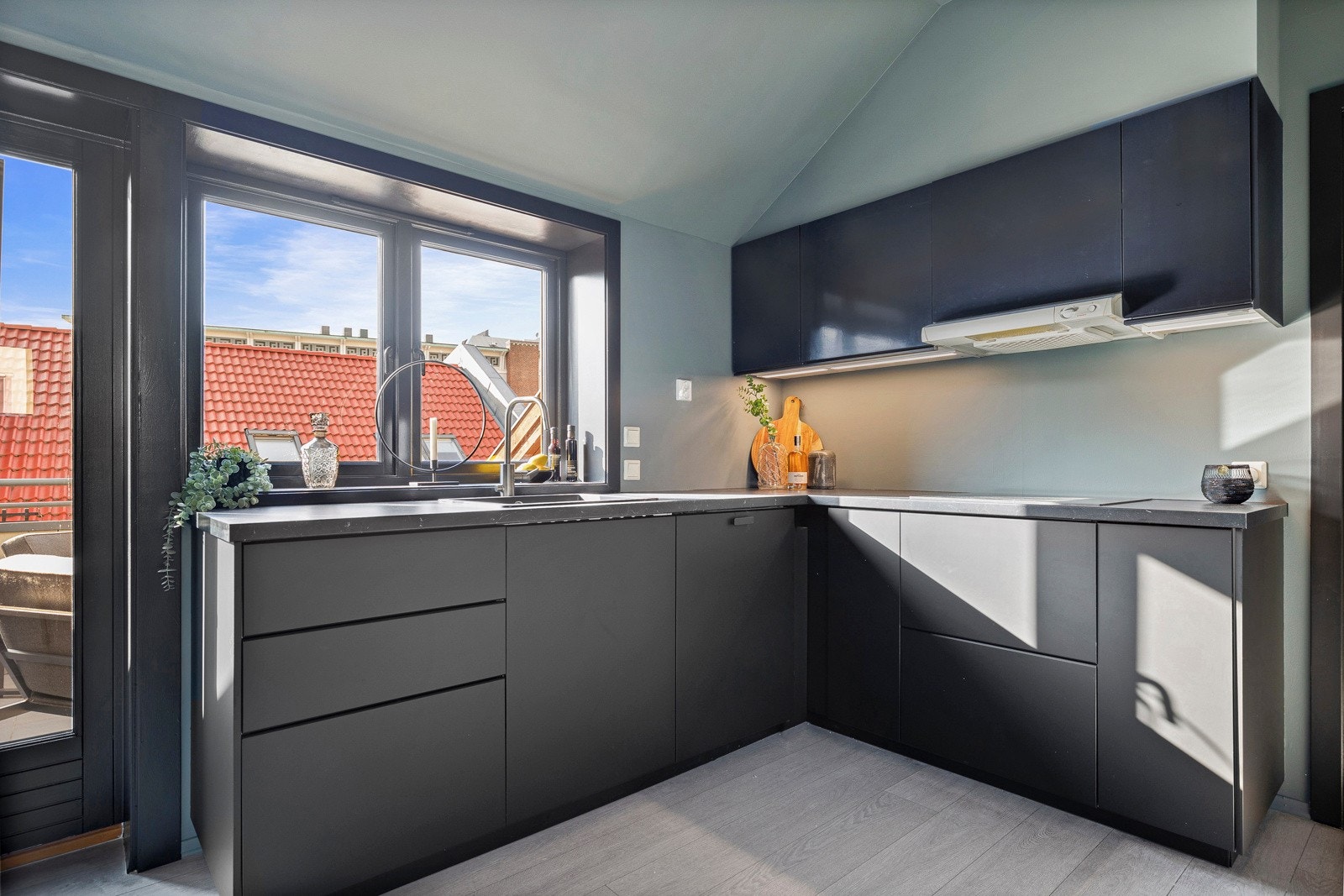 Over benken er det belysning og over kokesonen er det montert ventilator. Galleribilde