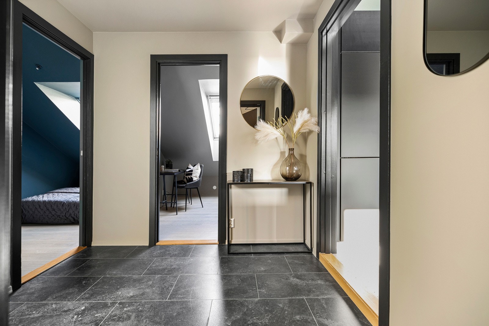 Mørkt listverk gir en lekker kontrast til entreen. Galleribilde