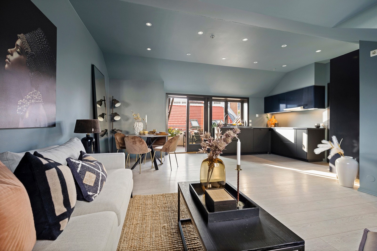 Stue og kjøkken ligger i vellykket åpen løsning. Galleribilde