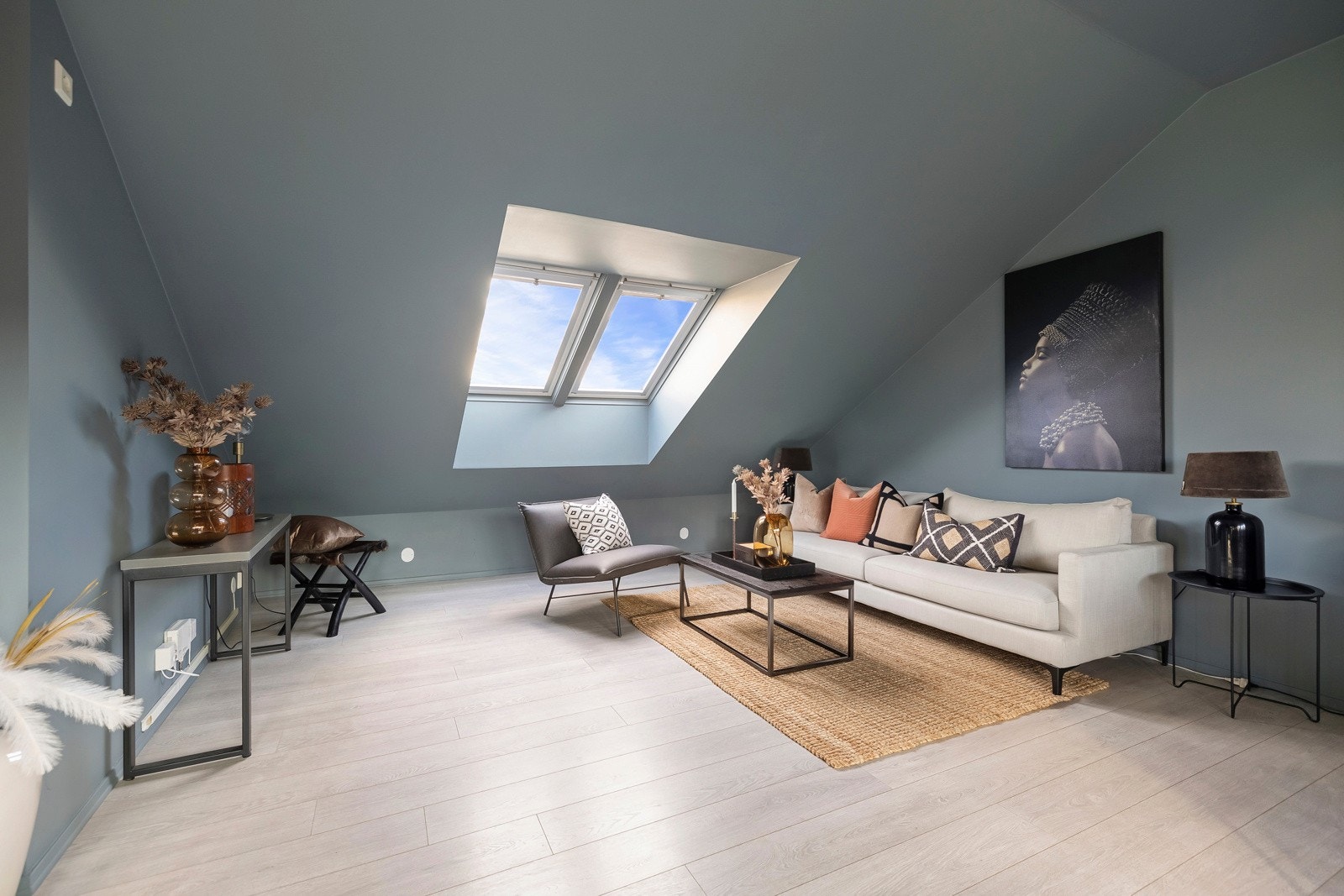 I skråhimling i stuen sørger et Velux takvindu for innslipp av dagslys. Galleribilde