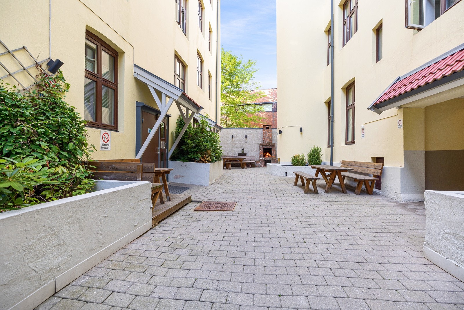 Gårdsrommet har også fått flere felles sittegrupper. Galleribilde