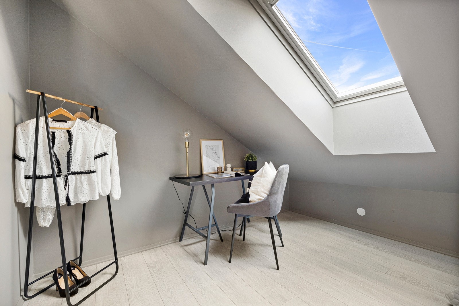 Hovedsoverommet har i tillegg til plass til garderobe, også rom for kontorløsning. Galleribilde