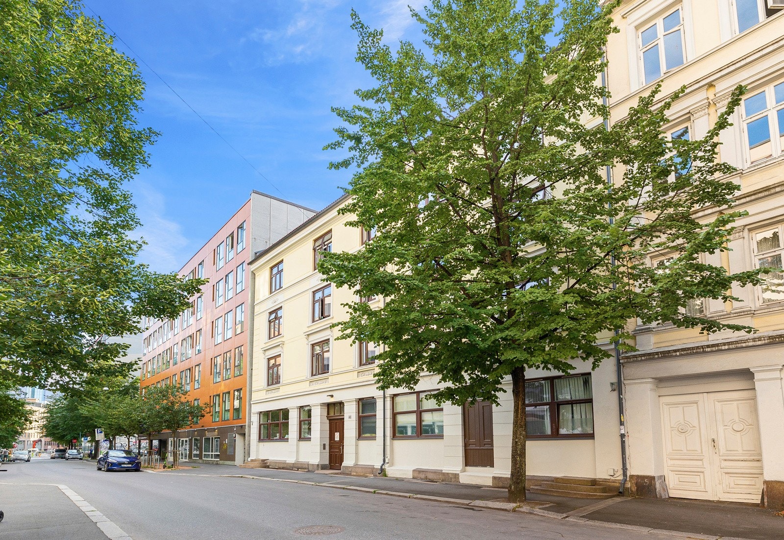 Gaten har grønn beplanting og bygget ligger rett ved parker og grønne friarealer. Galleribilde