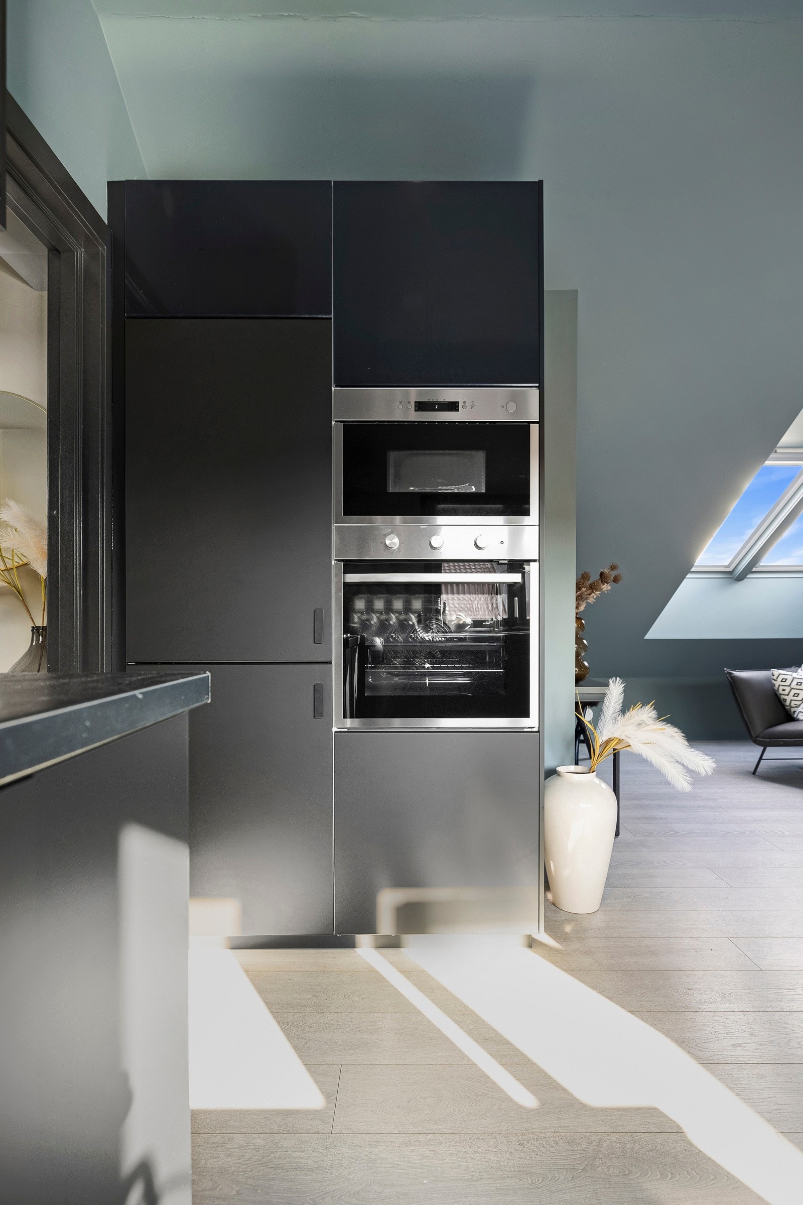 Kjøkkenet er utstyrt med integrerte hvitevarer. Galleribilde