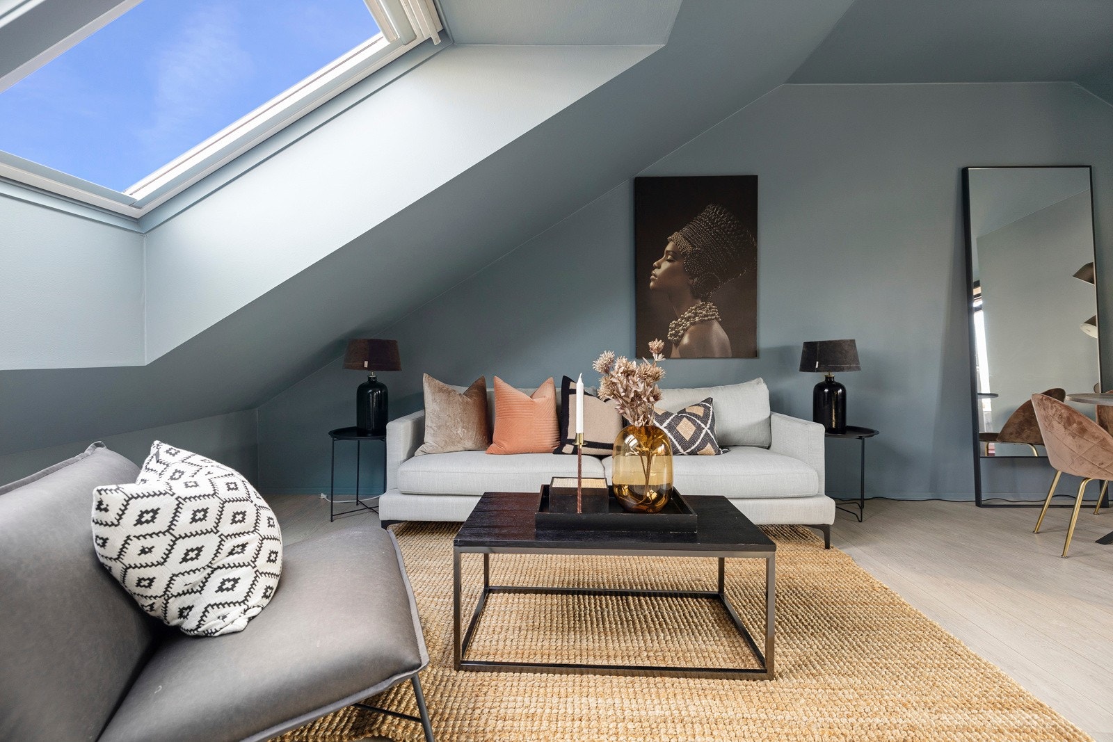 Bygget er opprinnelig fra 1922, men ble omfattende rehabilitert i 2007 og fikk da bl.a. skjult elanlegg. Galleribilde