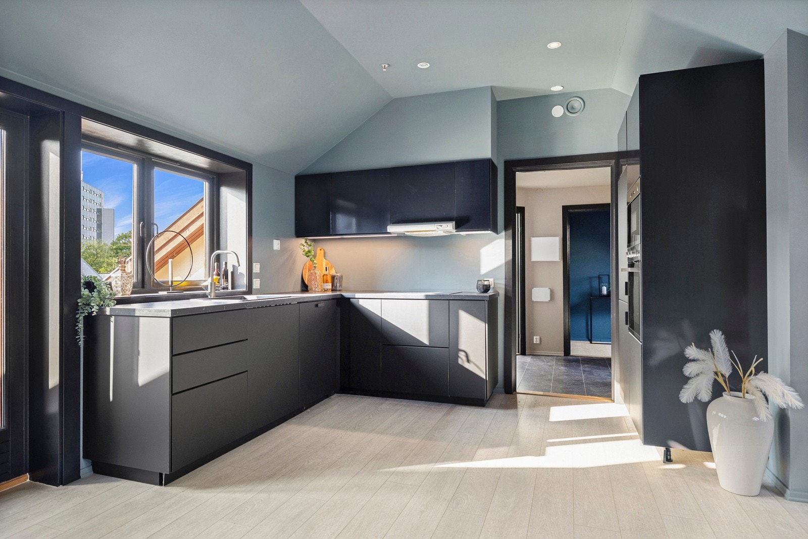 Kjøkkenet har fått ny, moderne innredning med mørke glatte fronter. Galleribilde