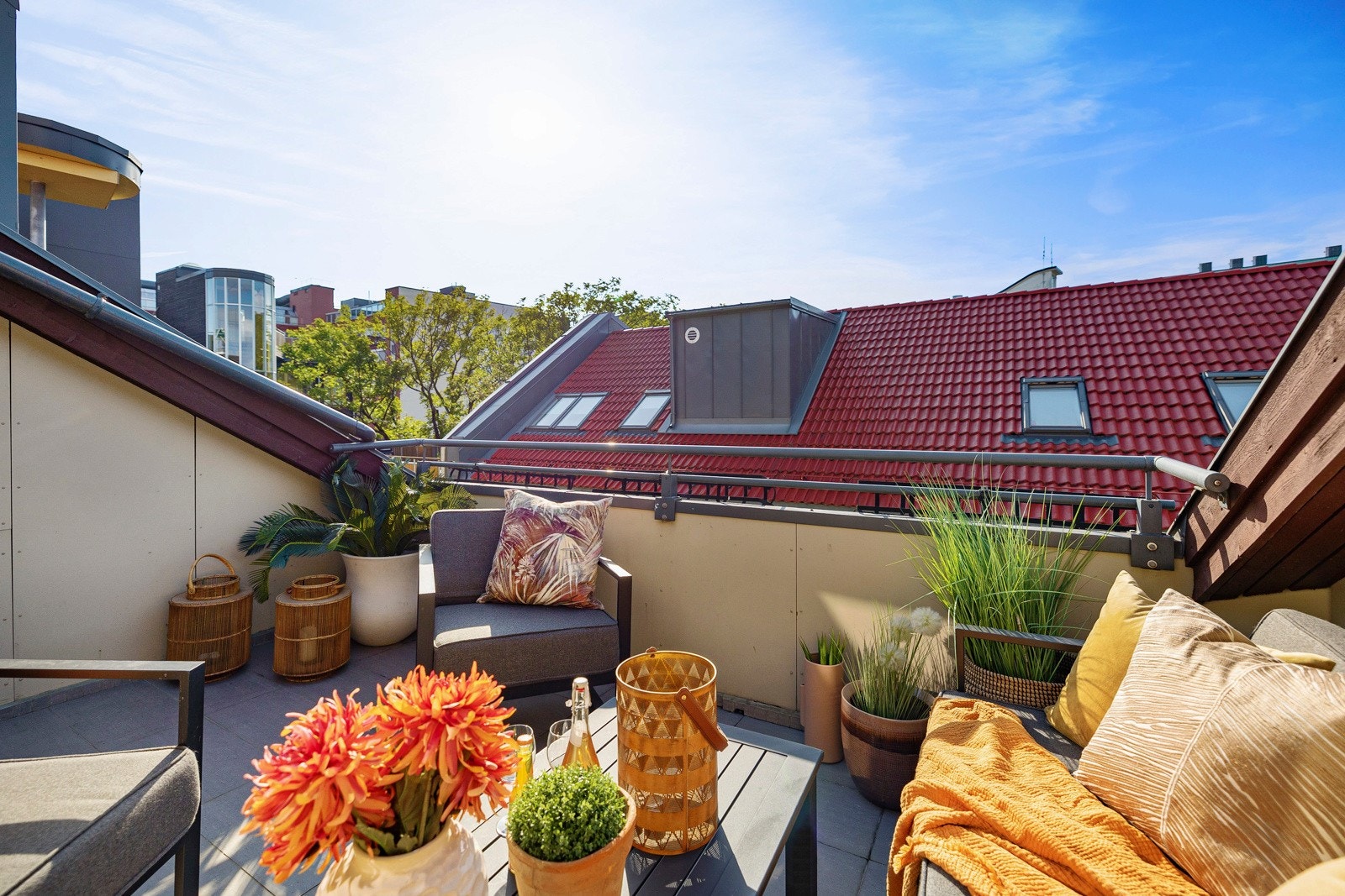 Terrassen har både utstikk og utebelysning, så her kan man bli sittende utover sommerkvelden. Galleribilde