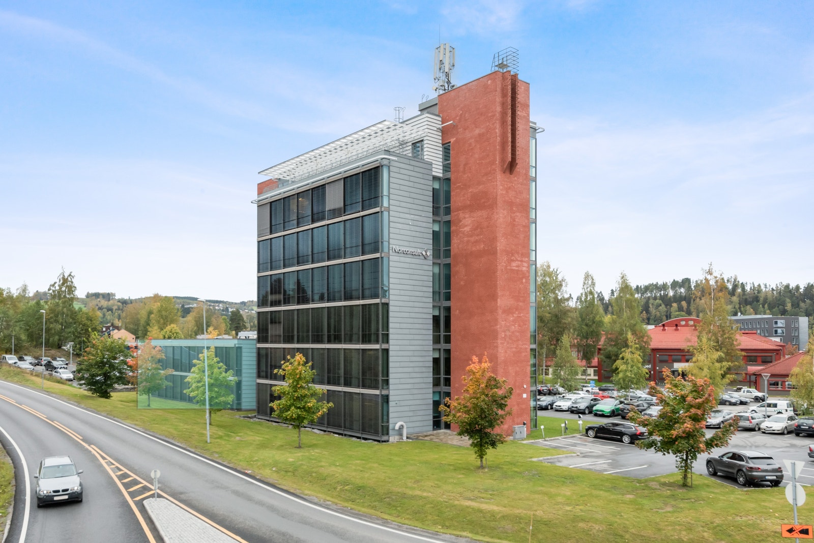 Godt synlig bygg med lett adkomst med bil og offentlig transport Galleribilde