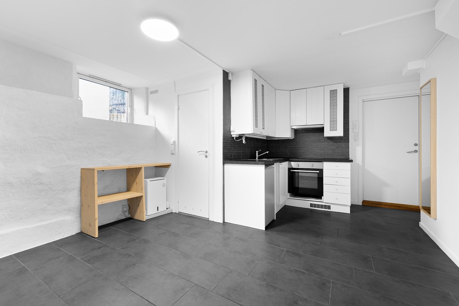 Kjøkken ligger i åpen løsning med stue Galleribilde