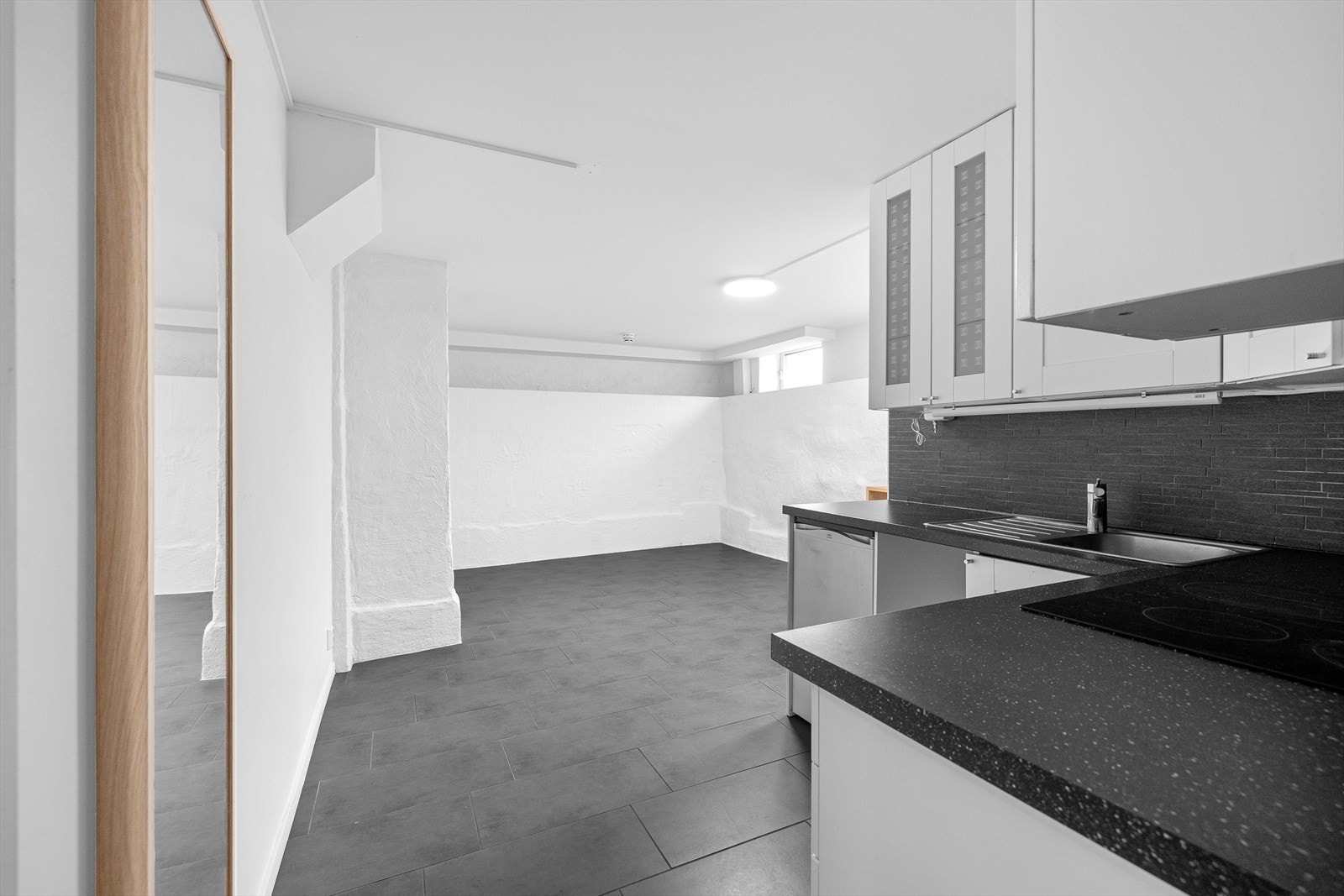 Den praktiske stue-/kjøkkenløsningen gjør det enkelt å dele inn rommet i naturlige soner Galleribilde