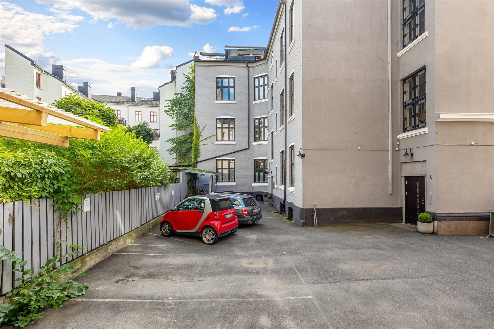 Bygården ligger rett ved siden av det yrende bylivet på Majorstuen og Frogner, men er skjermet for trafikk og støy Galleribilde