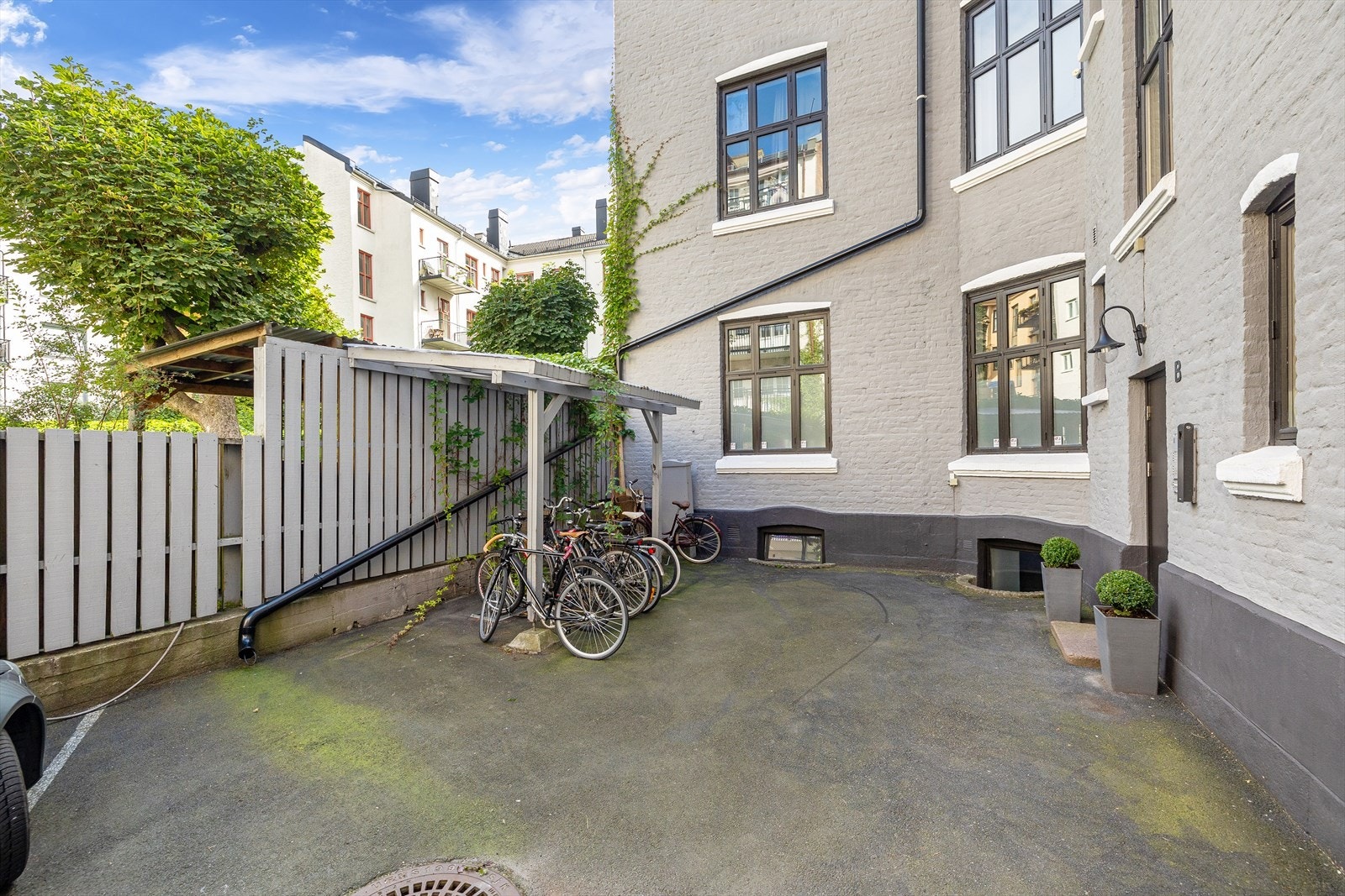 Pen og tilbaketrukket bakgård med sykkelparkering for beboere Galleribilde