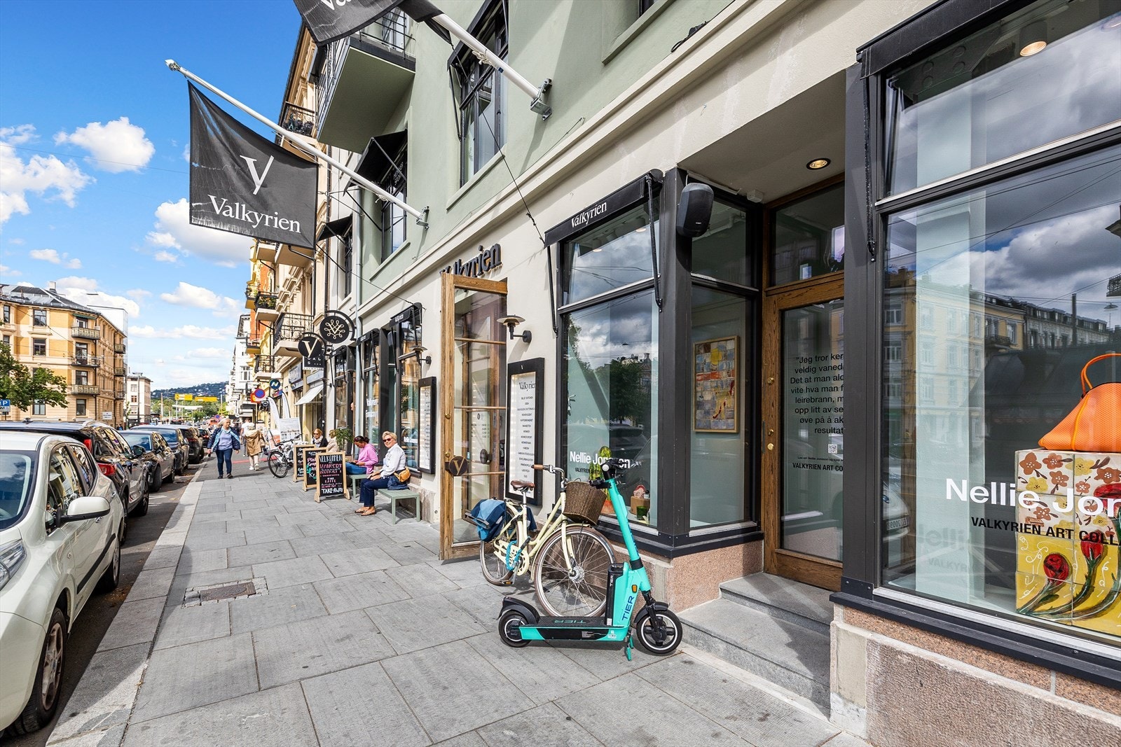 Handlegaten Bogstadveien ligger en kort gange fra leiligheten Galleribilde