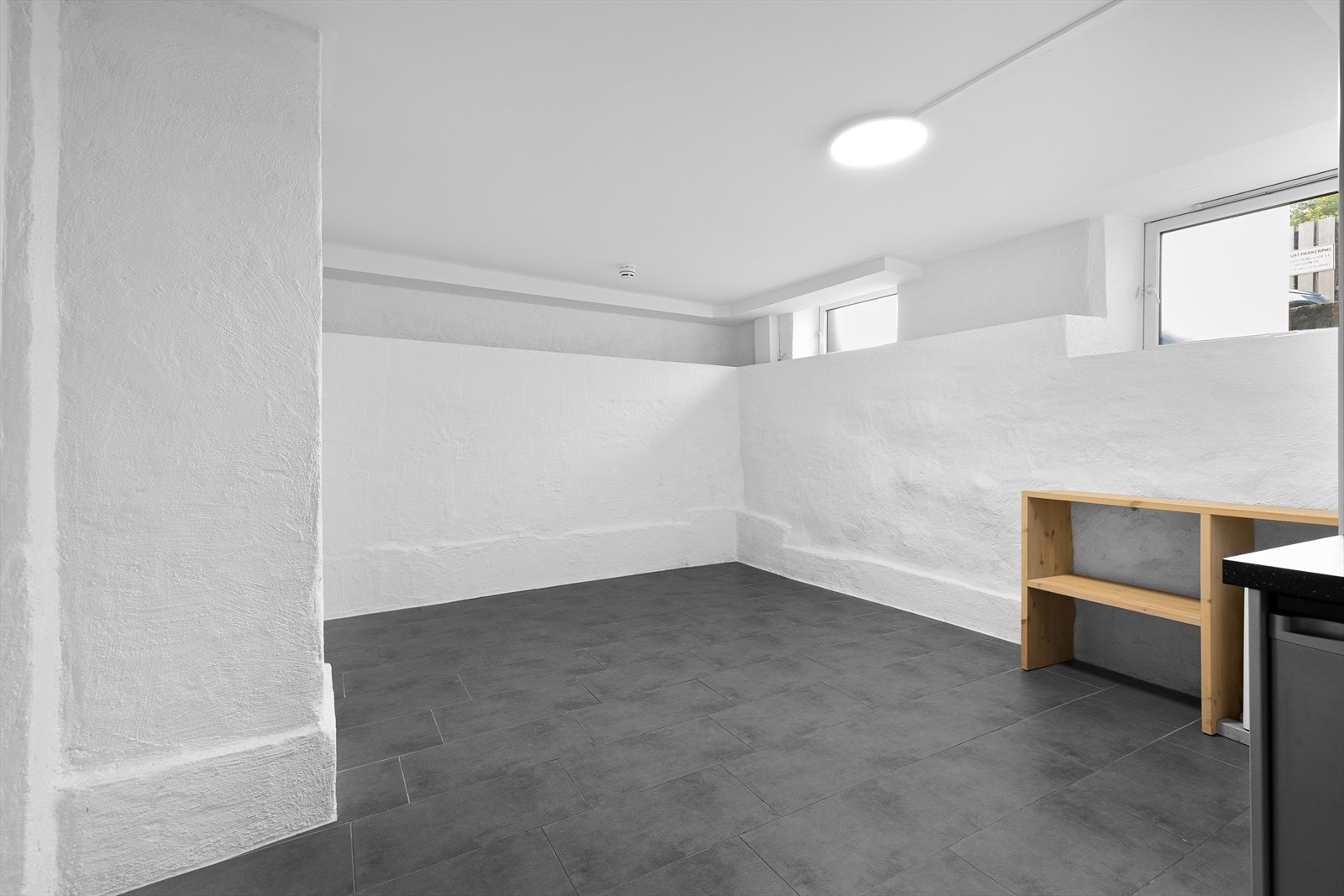 Luftig stue med god plass til å møblere etter eget ønske Galleribilde