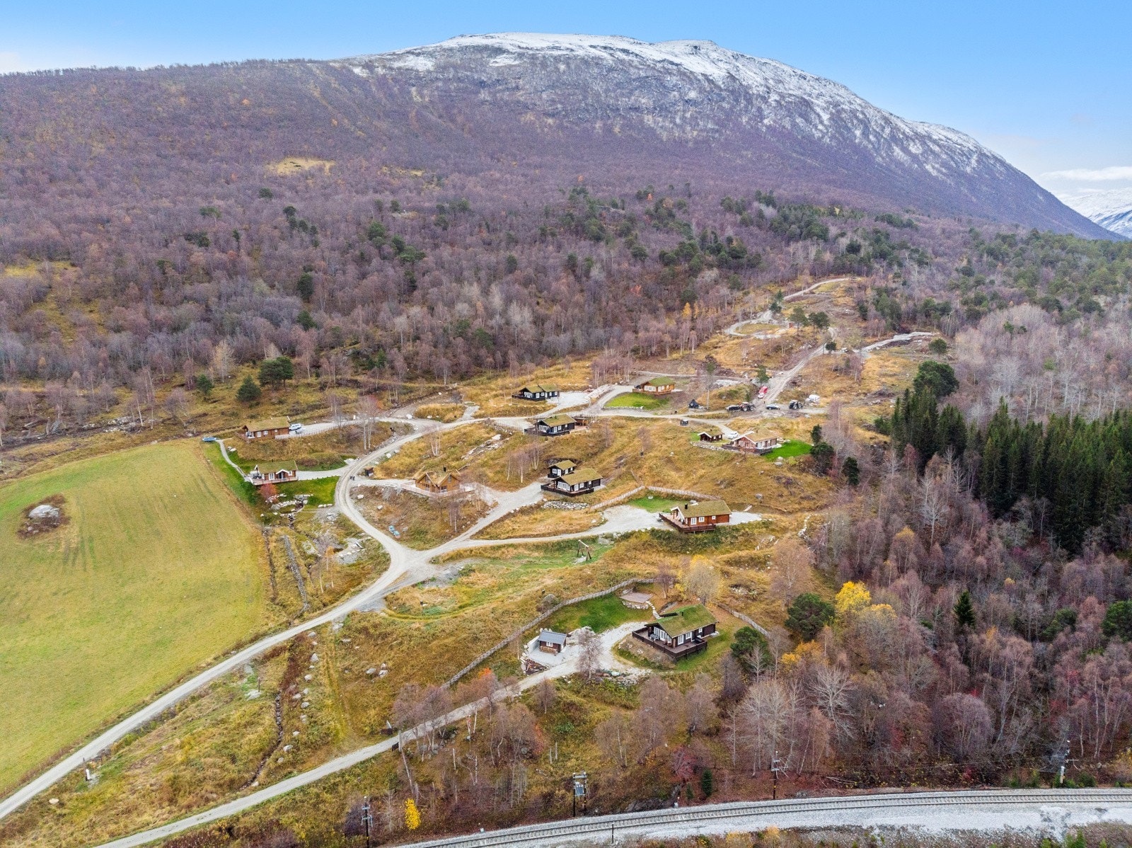 Feltet ligger i naturskjønne omgivelser med kort avstand til Oppdal sentrum (ca. 11 km). Galleribilde