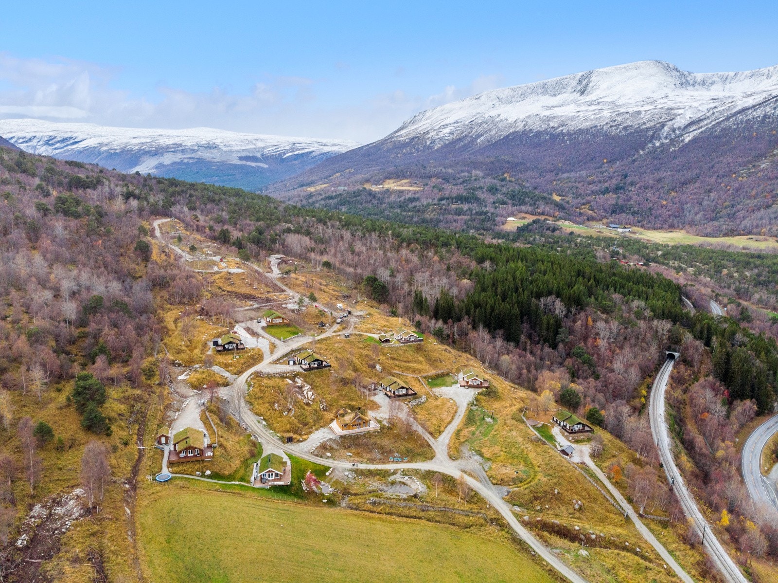 Tomtene ligger i et skrående terreng hvor tomtene framfor ikke ødelegger utsikten for dem bak. Galleribilde