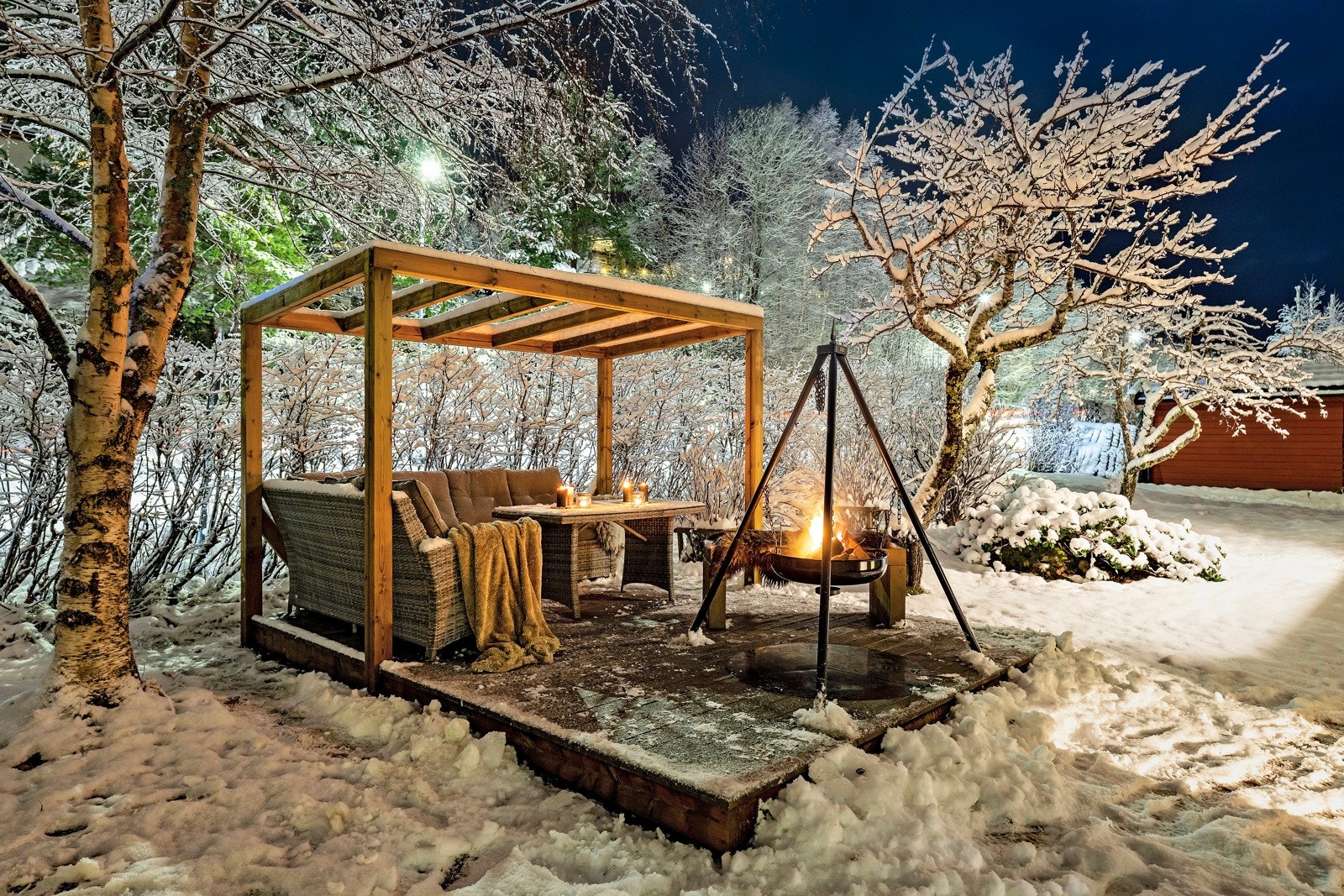 Eiendommen har et flott uteområde. På nordsiden er det etablert en flott uteplass med platting og pergola. Galleribilde