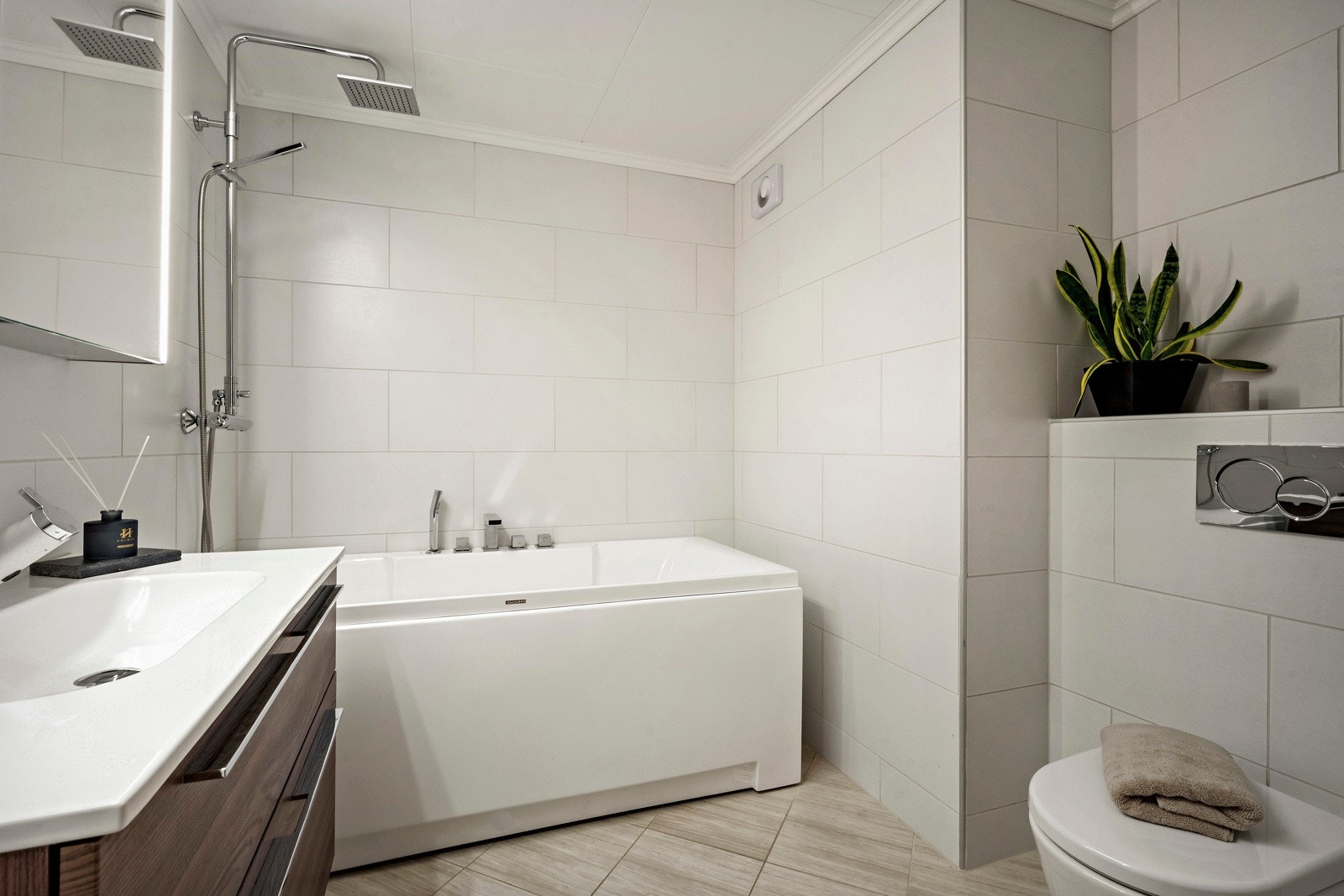 Badet i 1. etasje har tidsriktige farger og ble pusset opp i 2015. Galleribilde