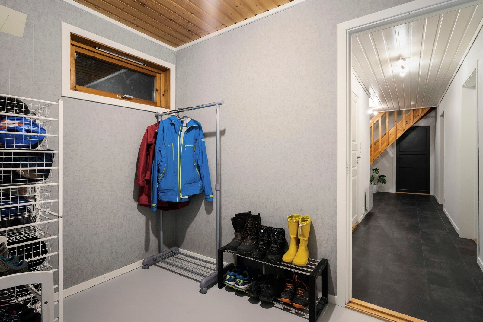 Bod/garderobe i underetasjen. Galleribilde