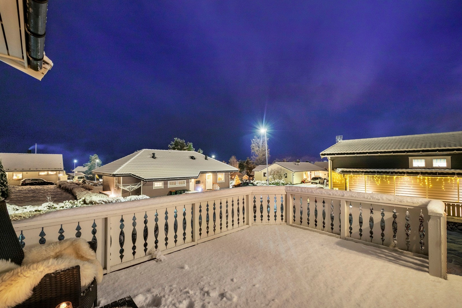 Mot sørvest er det etablert en flott terrasse/veranda med utgang fra stue. Galleribilde