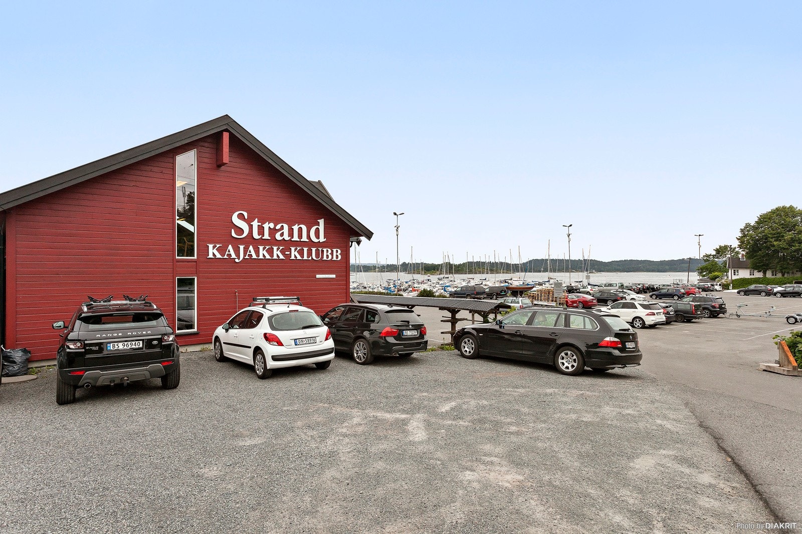 Kajakkklubb, seilforening, Høvikbanen idrettsanlegg, preparerte skiløyper, lysløyper og badevann ligger også i nærheten Galleribilde