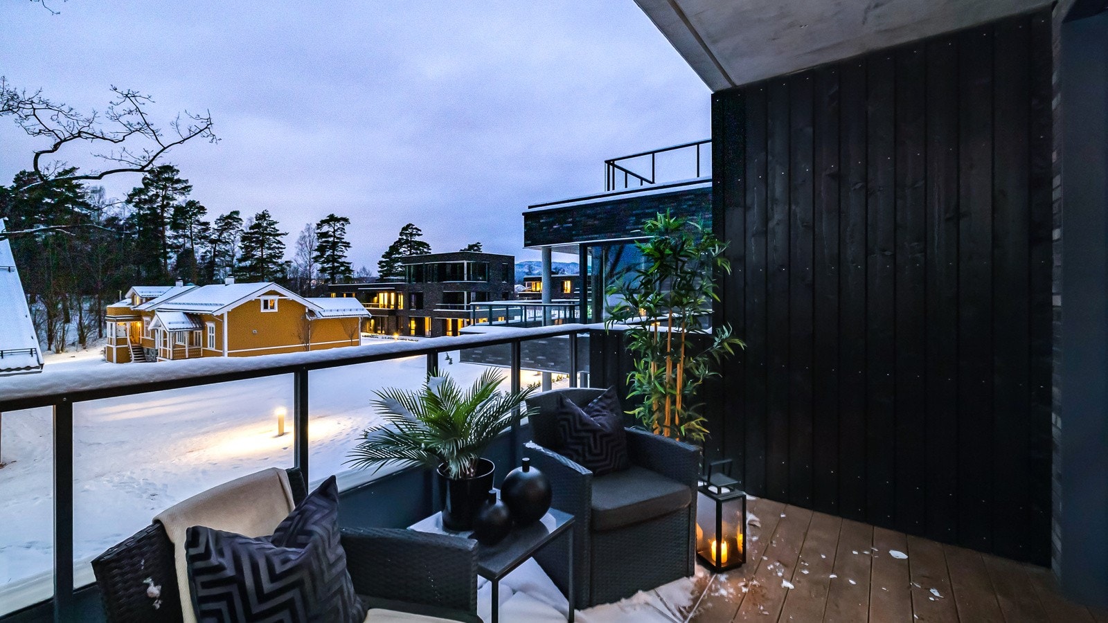 Her er det mulighet for både sittegruppe og grill. Videre har balkongen stikkontakt og utelys Galleribilde