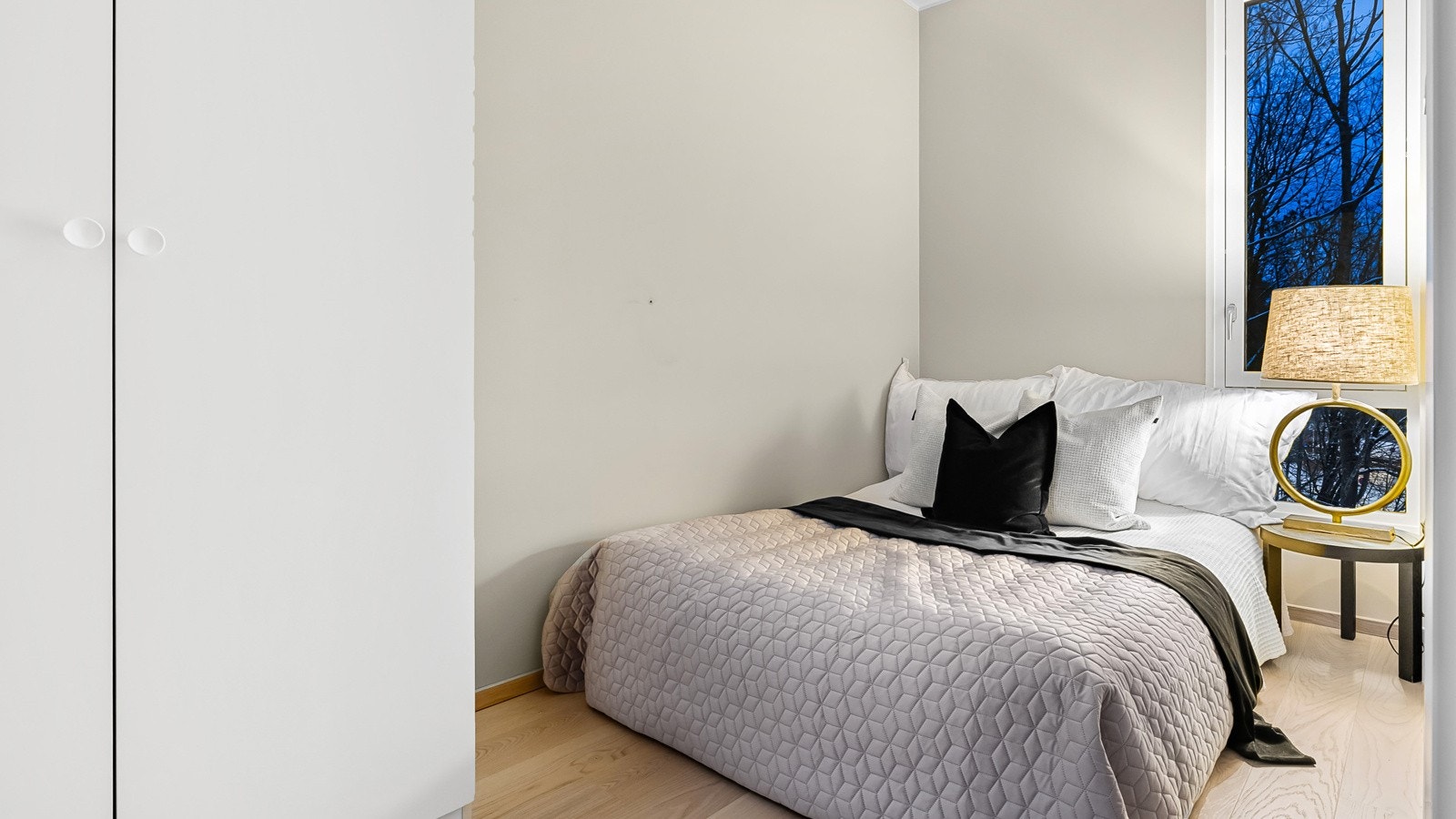 Soverommet er lunt med god plass til dobbeltseng, nattbord og garderobeløsning Galleribilde