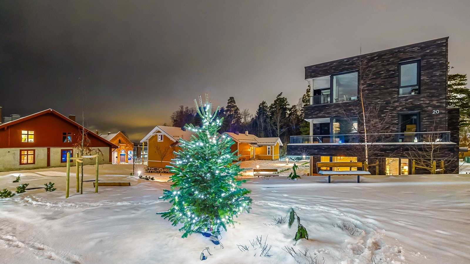 Uteområde opparbeides med lek og rekreasjon, og det er avsatt areal til sykkelparkering i sykkelboder. Galleribilde