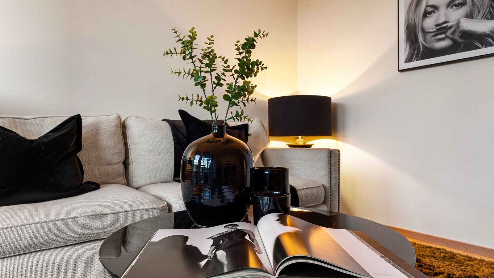 Fargepaletten er lys og harmonisk, og materialene er gjennomgående solide Galleribilde