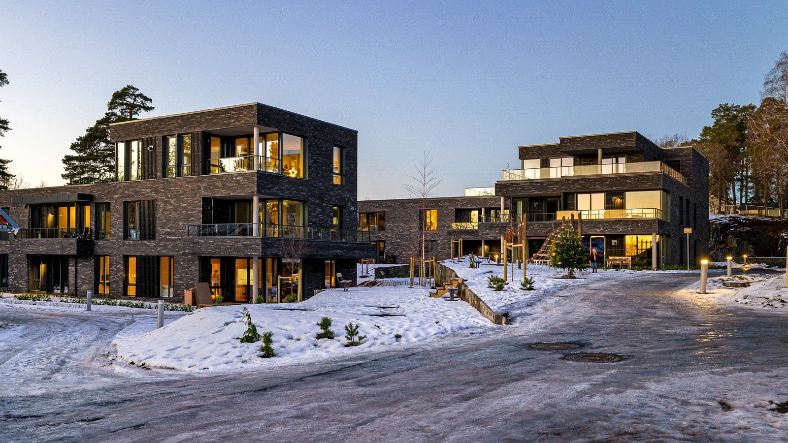 Leilighetsbygget har en stram arkitektur, og materialvalget oser av kvalitet Galleribilde