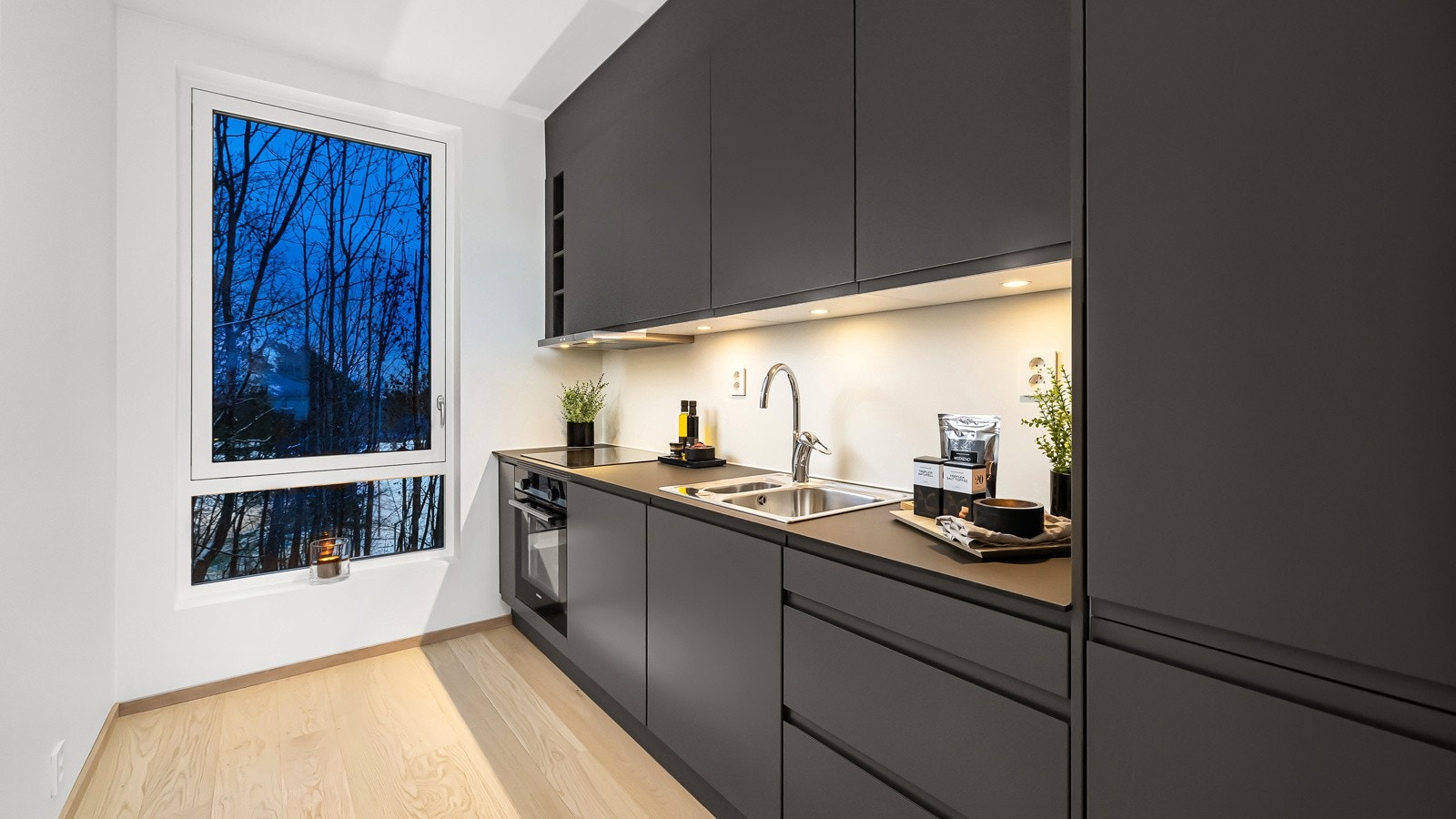 Det lekre kjøkkenet fra velkjente leverandøren Sigdal fremstår som svært stilrent med rene linjer og delikate detaljer. Hvitevarer fra Siemens. Galleribilde