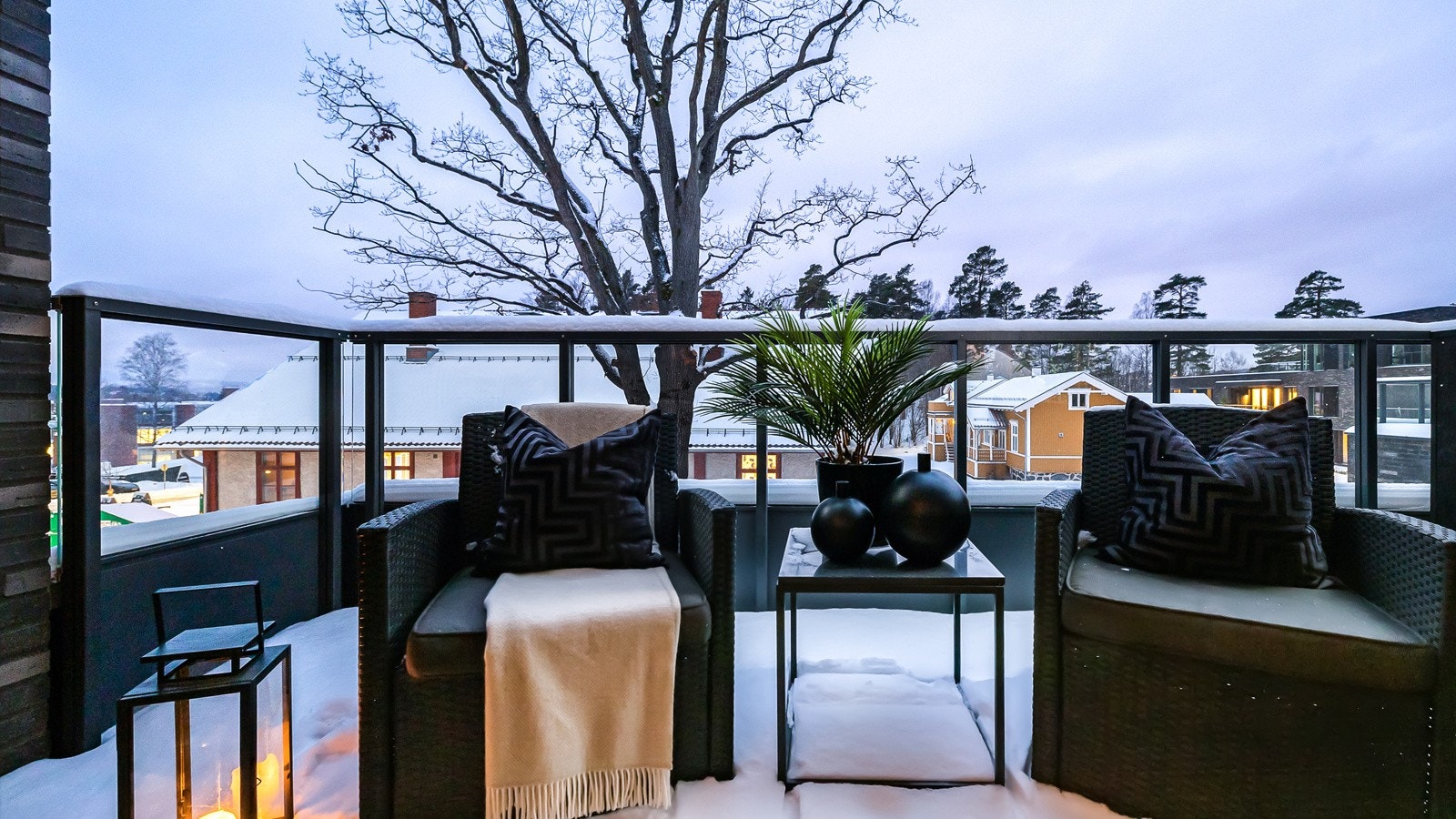 Fra stuen er det utgang til den hyggelige balkongen på ca. 10 m², hvilket gjør det enkelt å innta måltidene utendørs på sommerhalvåret Galleribilde