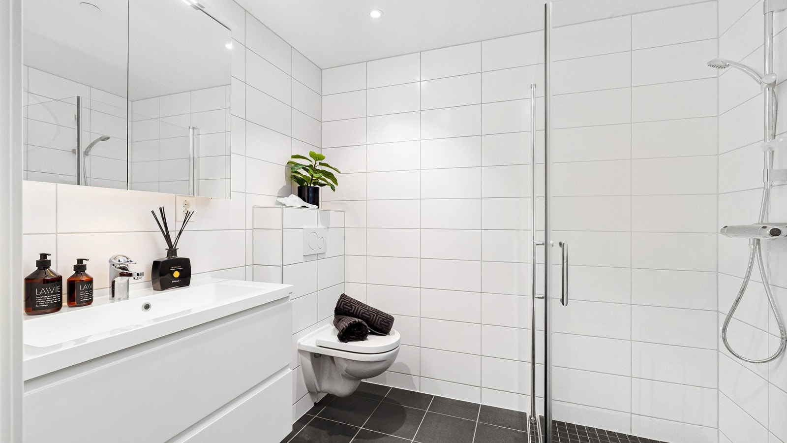 Leiligheten innehar et innbydende velværebad med elektrisk gulvvarme og downlights i himlingen Galleribilde