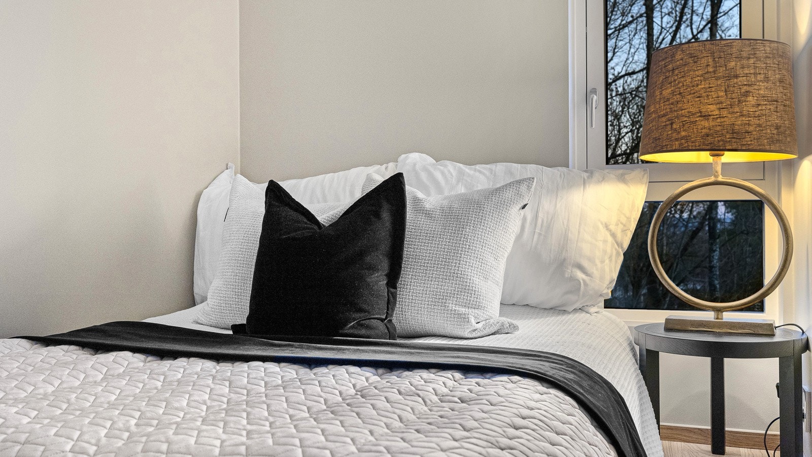 Rommet har en-stavs eikeparkett på gulvet med vannbåren gulvvarme Galleribilde