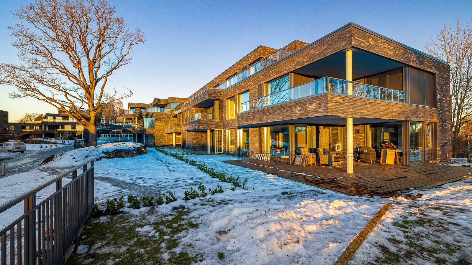 Leilighetene ligger rolig og tilbaketrukket bak de gamle historiske byggene Eidsvoll, Turnhallen, samt nyrestaurerte sveitservillaer Galleribilde