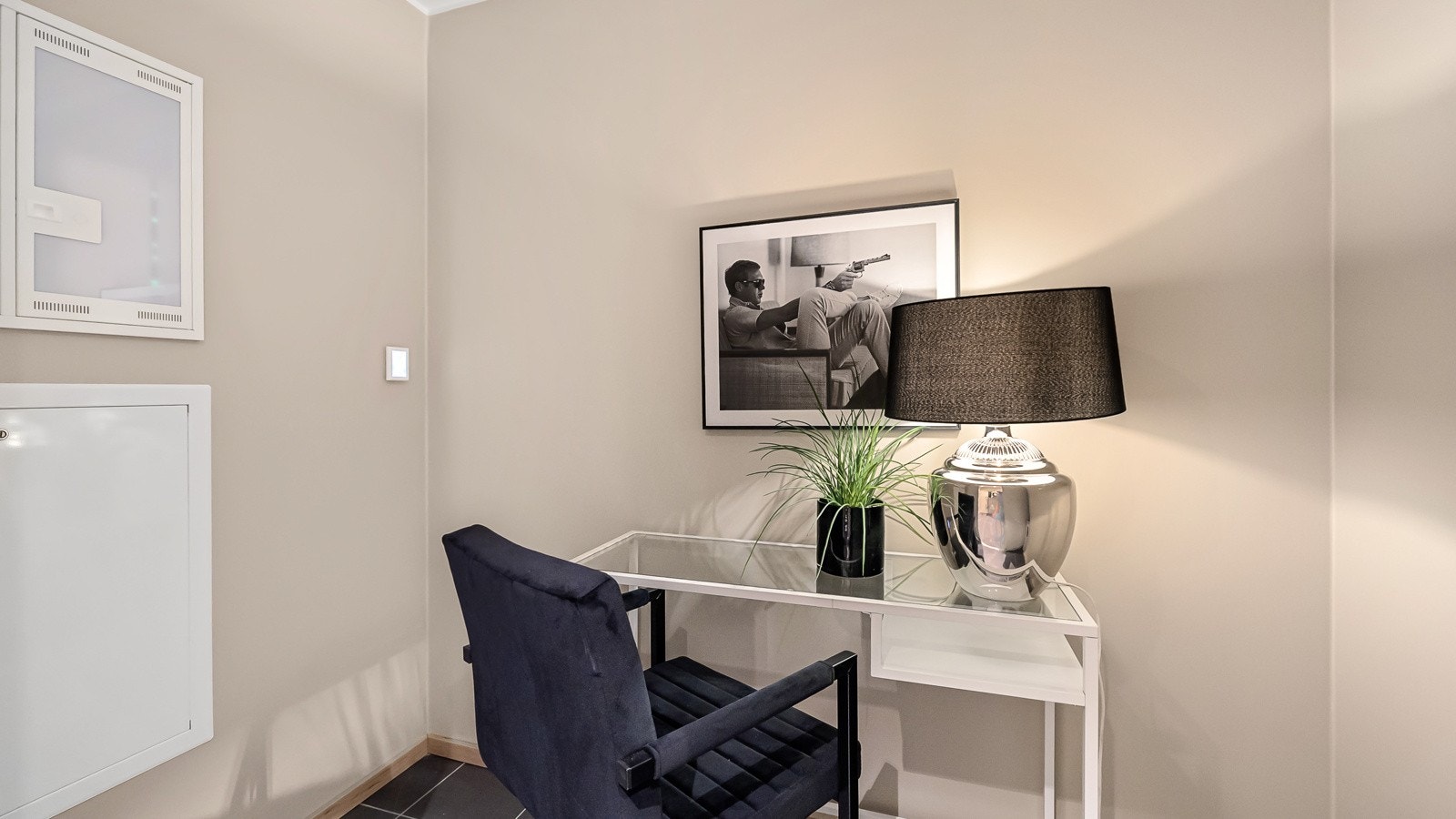 Fra entreen er det direkte adkomst til bod/teknisk rom for oppbevaring, kontor eller omkledningsrom Galleribilde