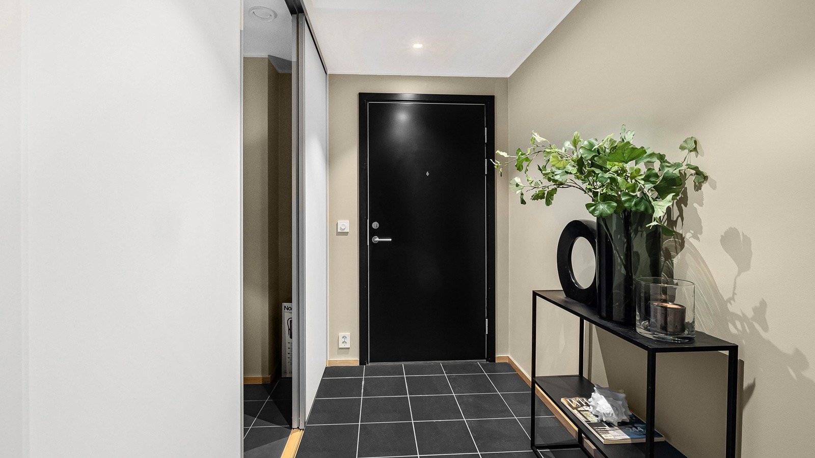 Allerede i entreen gis det et innbydende førsteinntrykk av den påkostede leiligheten Galleribilde