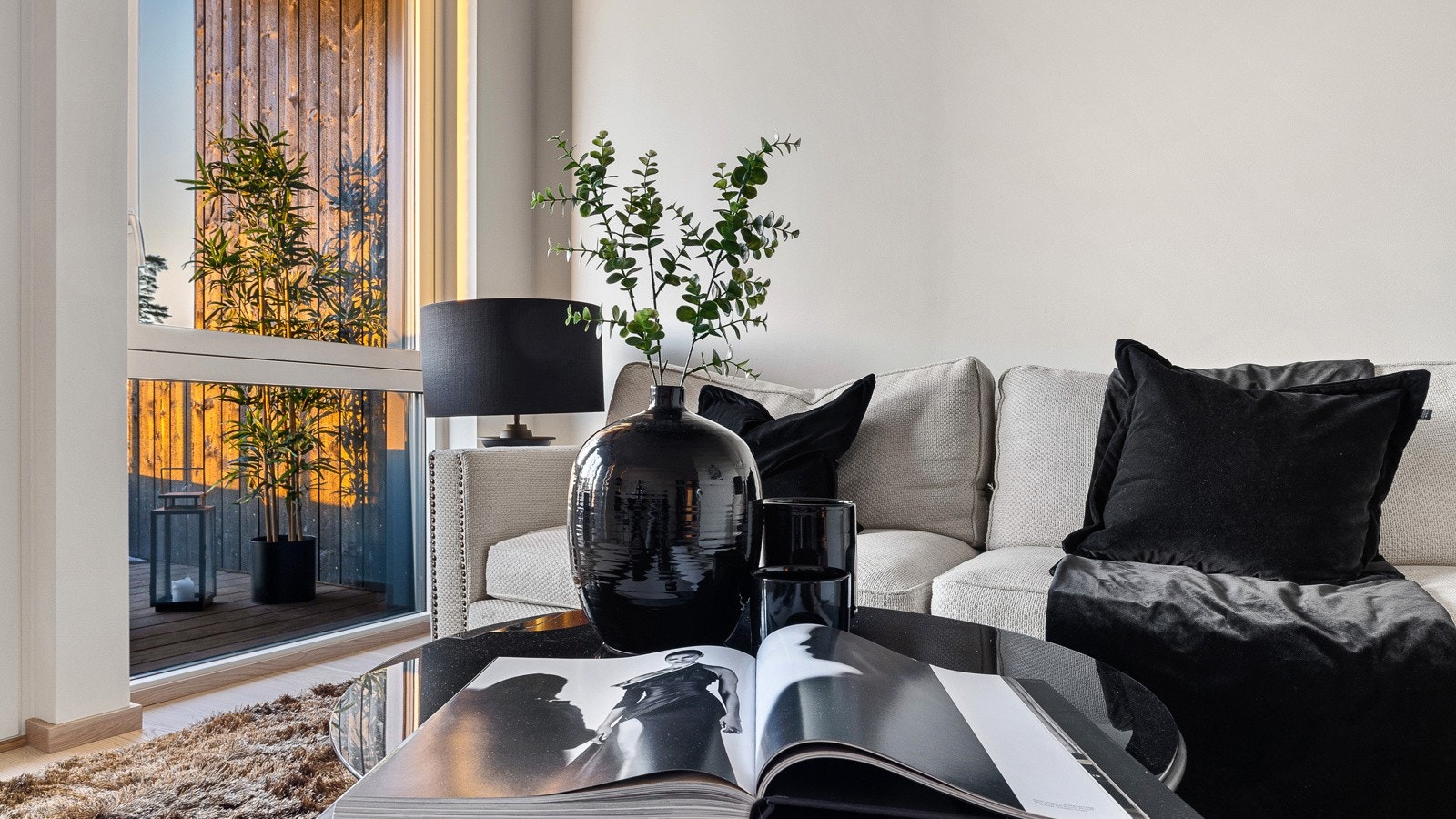 Boligen ligger fint til i andre etasje i et moderne bygg fra 2021 med stram arkitektur, og det er 5 års garanti fra utbygger Galleribilde