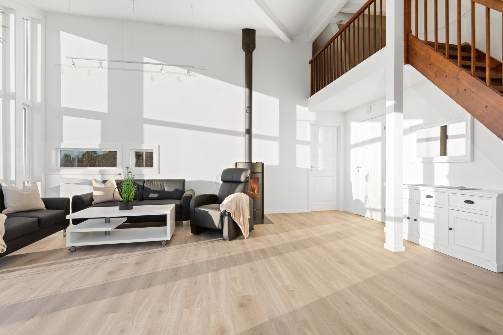 I tillegg til vedfyring varmes hytta opp med varmepumpe. Galleribilde