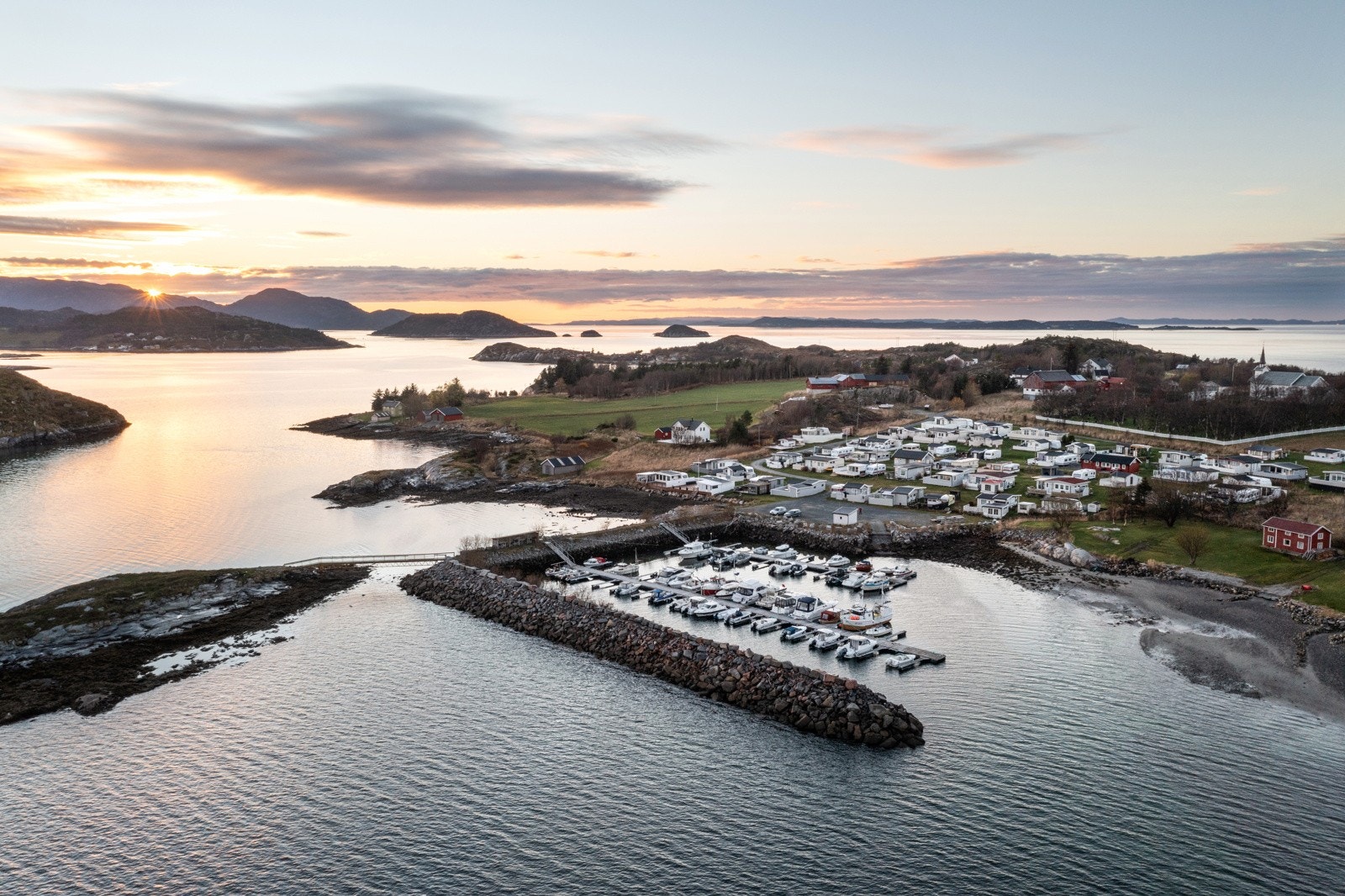Dagens eier leier båtplass ved Værnes Camping. Pr. idag er det ledig båtplass. Eier av marinaen kan være interessert i videre leie, mot innskudd og årlig leie. (Det medølger ikke fast båtplass til hytta.) Galleribilde
