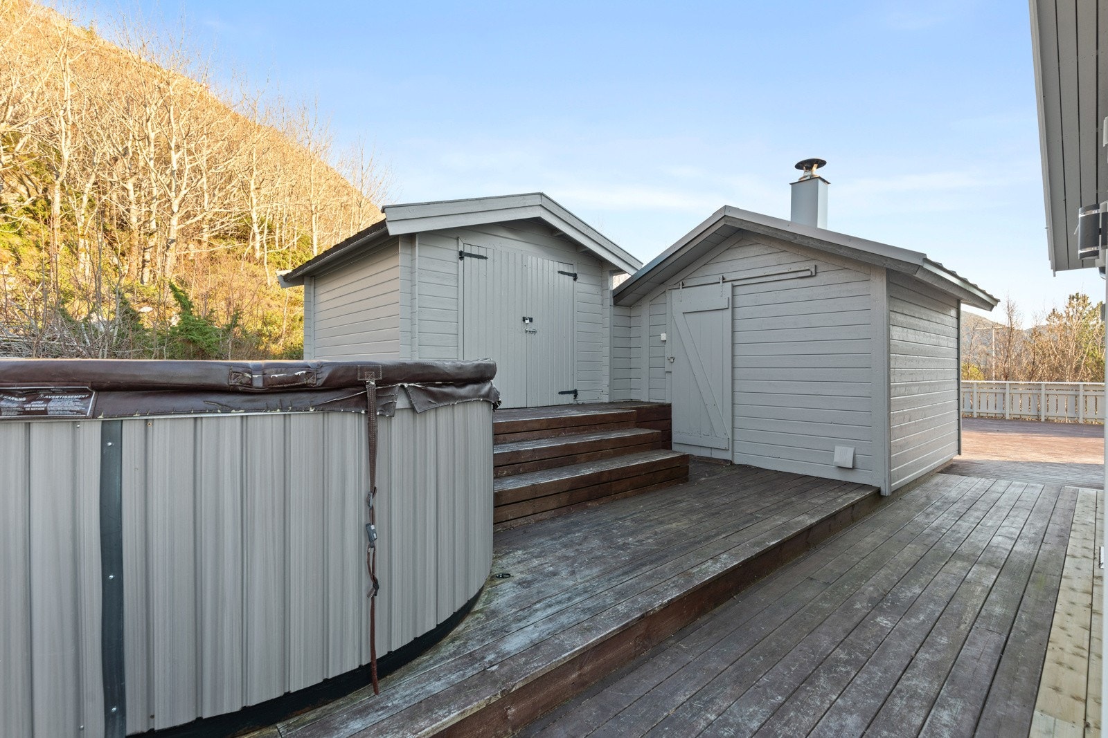 På baksiden av hytta er det jacuzzi, bod og badstue. Galleribilde