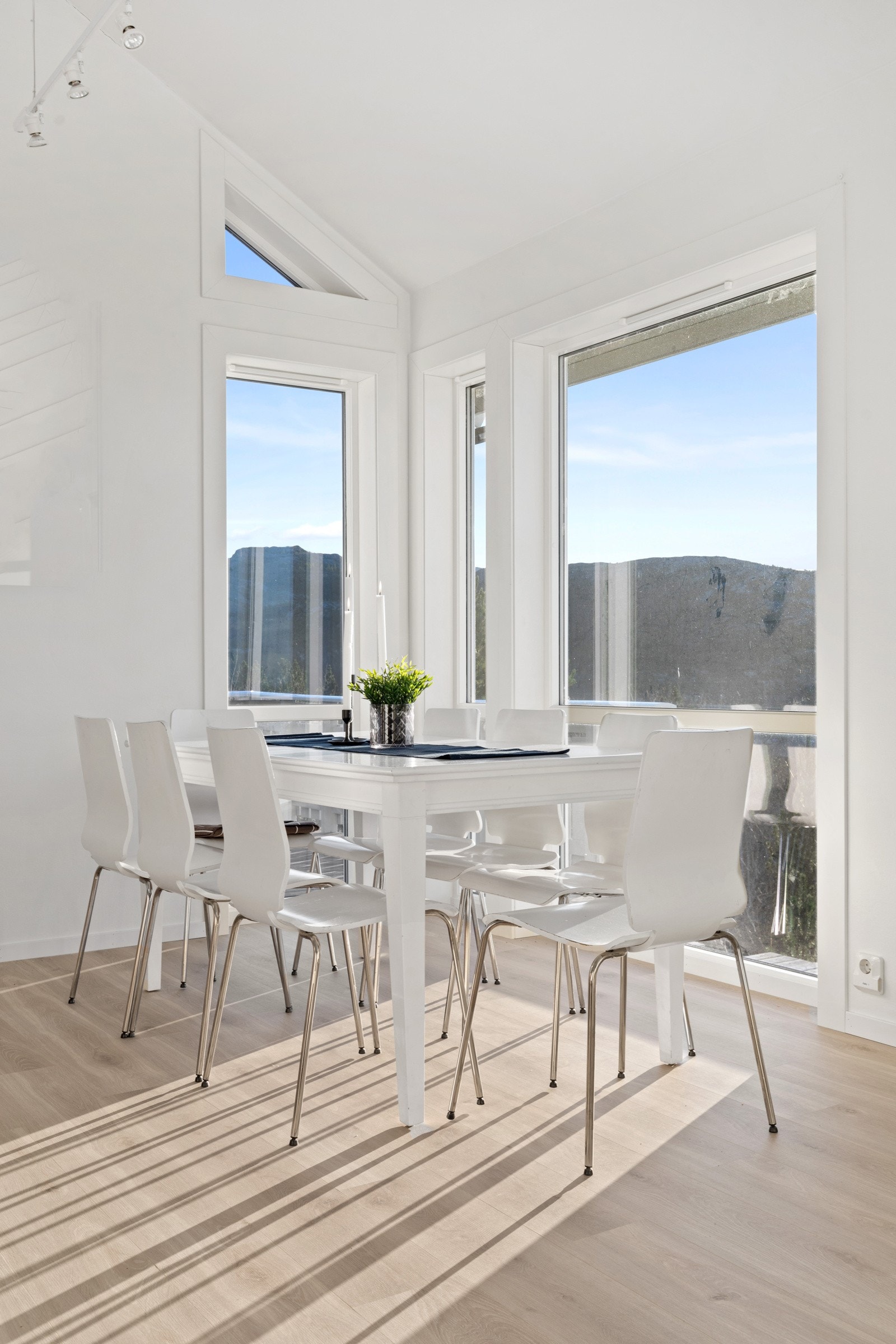 Her er det plass til stor spisestue. Her kan du invitere venner og kjente på en hyggelig hyttetur Galleribilde