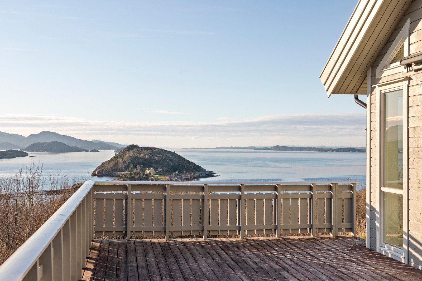 Terrassen har svært gode møbleringsmuligheter for sofa, utegruppe og grillen. Galleribilde