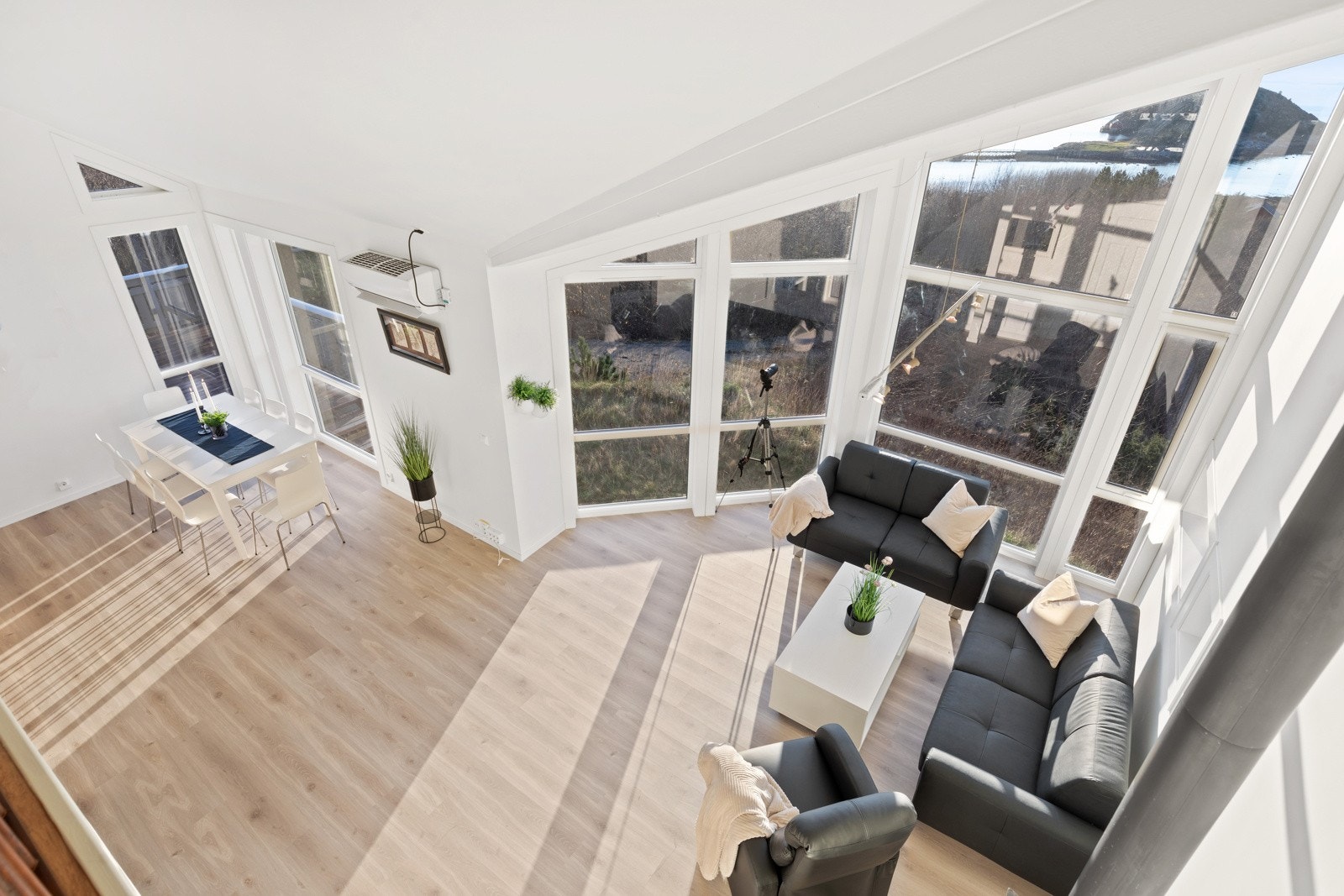 Store vindusflater, rikelig med lysinnslipp og mønt himling gir en svært god romatmosfære. Galleribilde