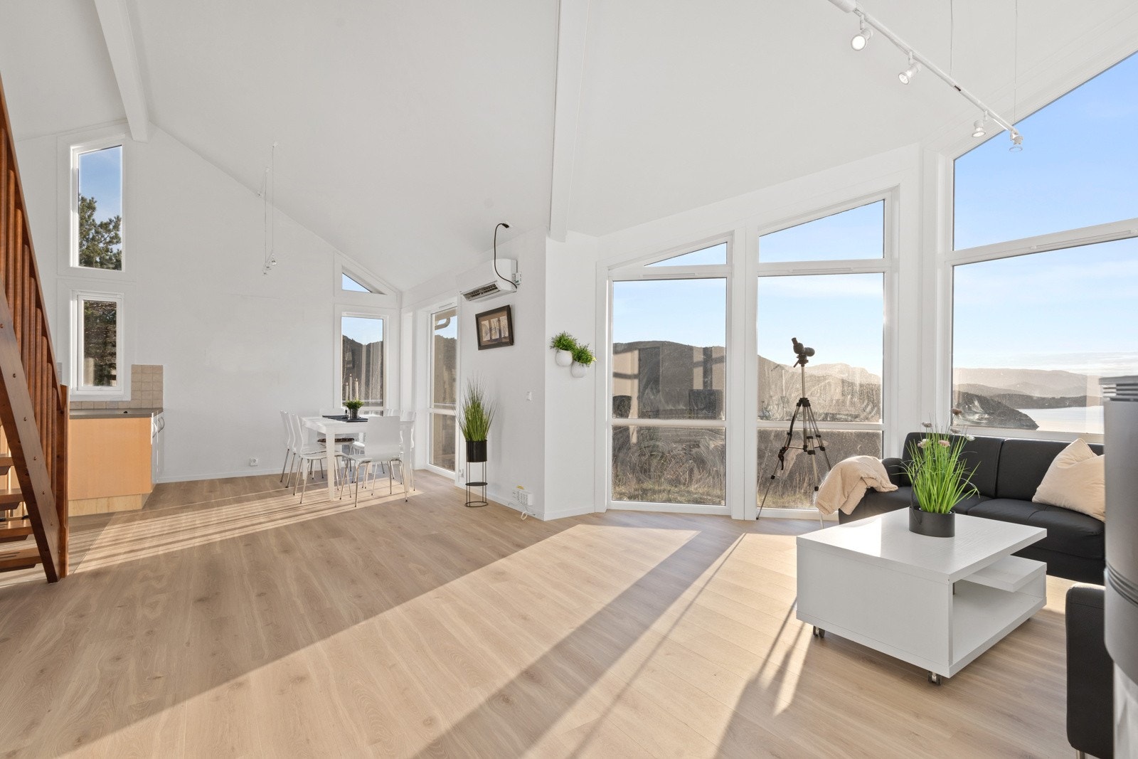 Stuens plassering er strategisk plassert slik at utsikten kan nytes fra rommet. Galleribilde