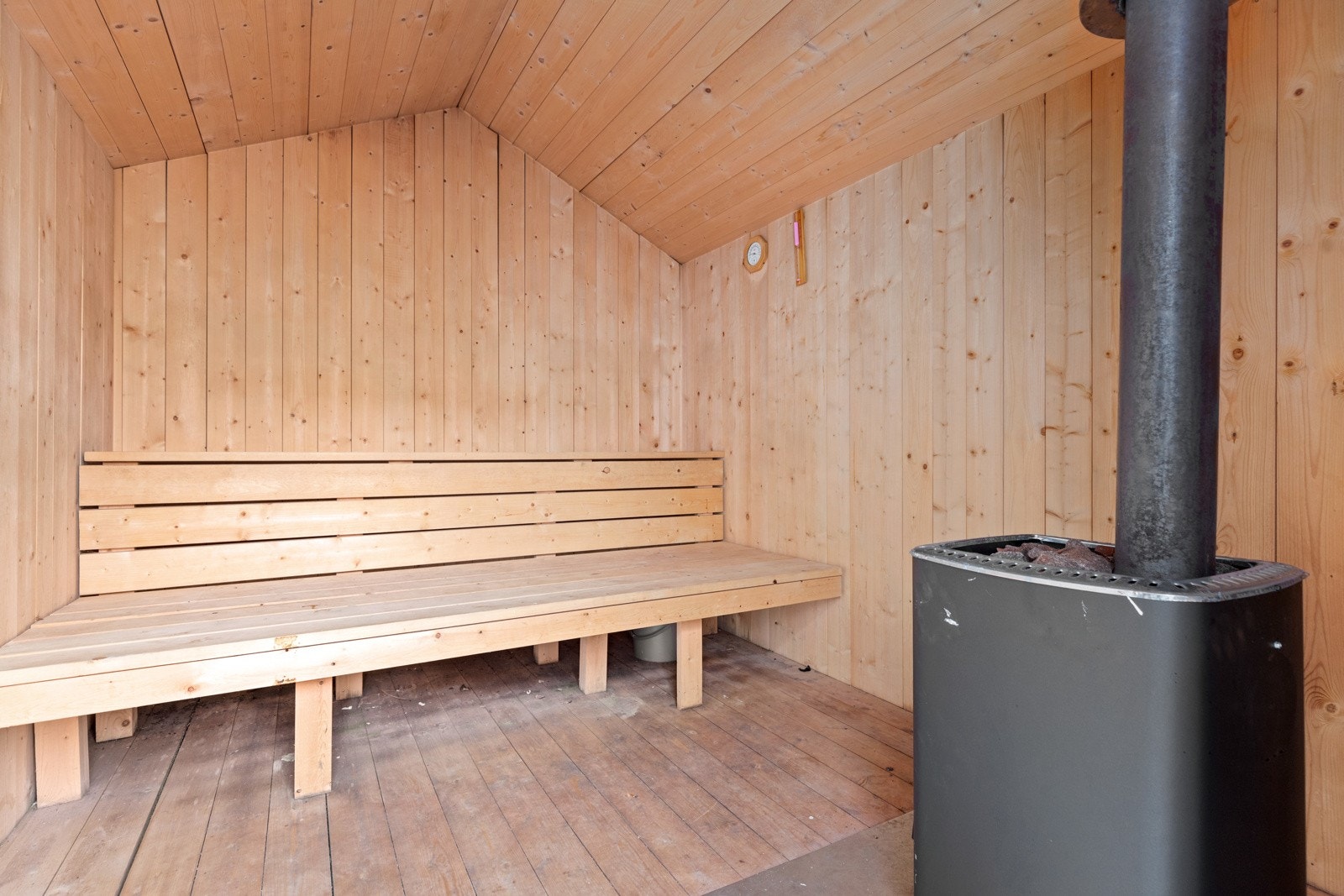 Badstue med nytt tak, ny ovn og glassdør. Galleribilde