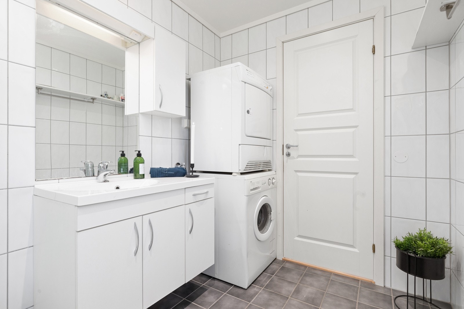 Videre er det opplegg for vaskemaskin og tørketrommel. Galleribilde